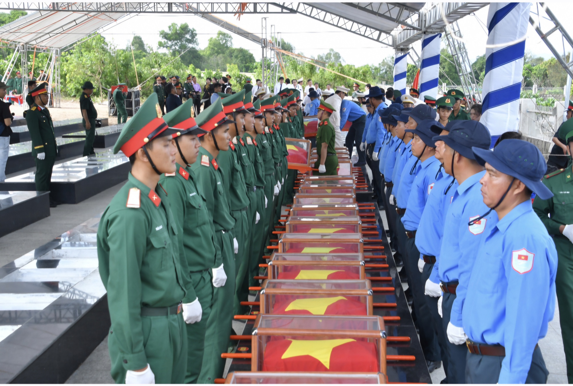Ph&oacute; Chủ tịch nước V&otilde; Thị &Aacute;nh Xu&acirc;n dự lễ an t&aacute;ng 235 h&agrave;i cốt liệt sĩ ở An Giang - Ảnh 1.