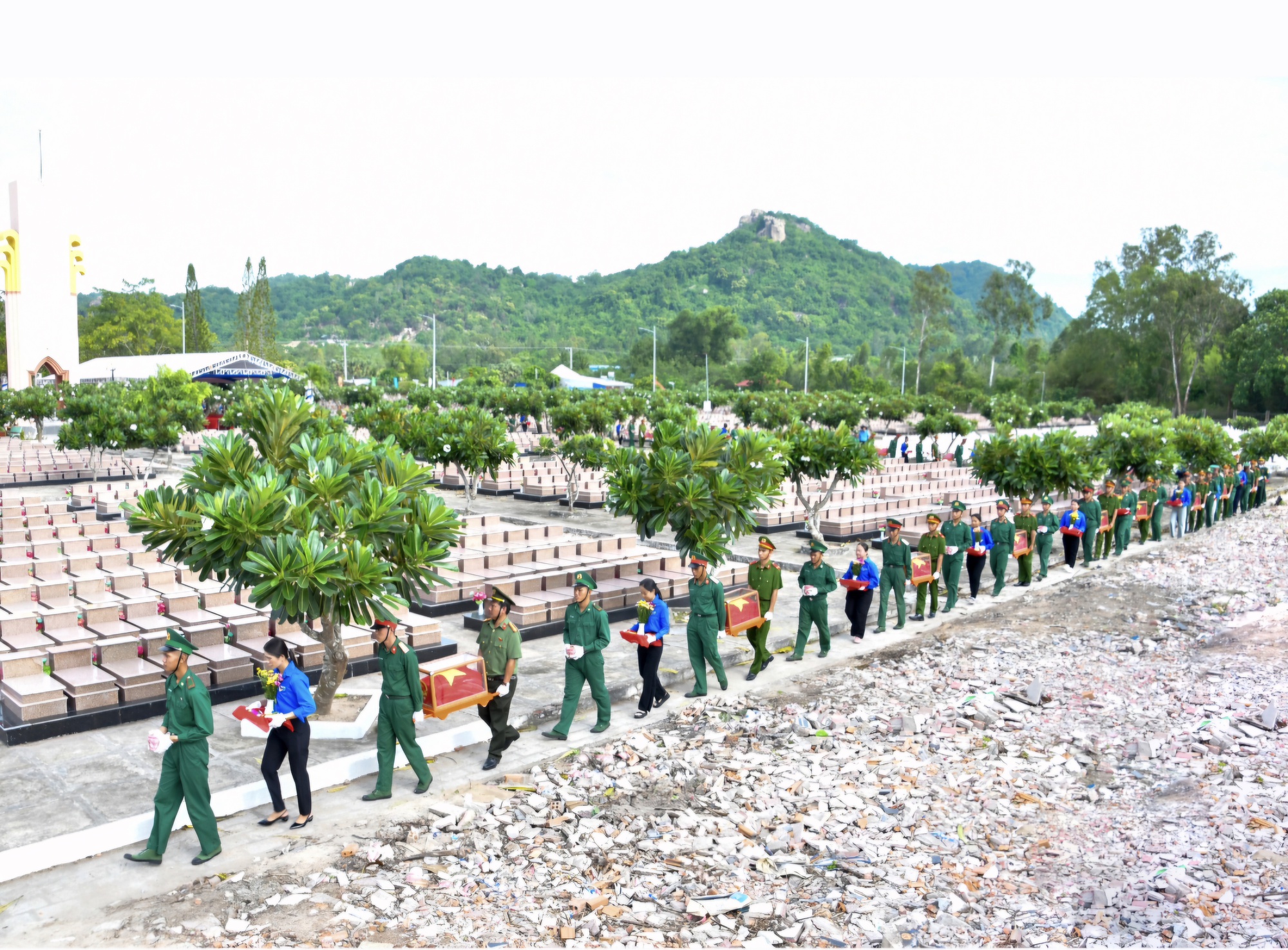 Ph&oacute; Chủ tịch nước V&otilde; Thị &Aacute;nh Xu&acirc;n dự lễ an t&aacute;ng 235 h&agrave;i cốt liệt sĩ ở An Giang - Ảnh 5.