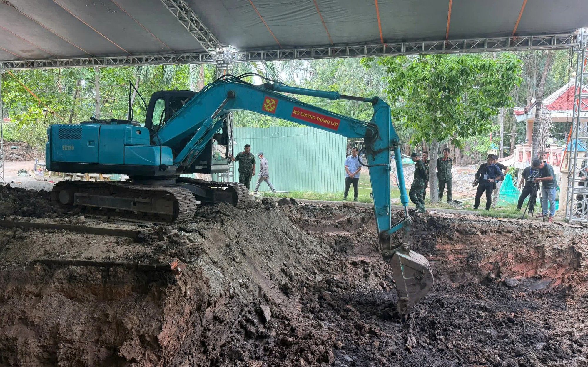 Hai ng&agrave;y t&igrave;m kiếm tại C&ocirc;ng vi&ecirc;n L&ecirc; Thị Ri&ecirc;ng: Quy tập th&ecirc;m 25 bộ h&agrave;i cốt liệt sĩ - Ảnh 4.