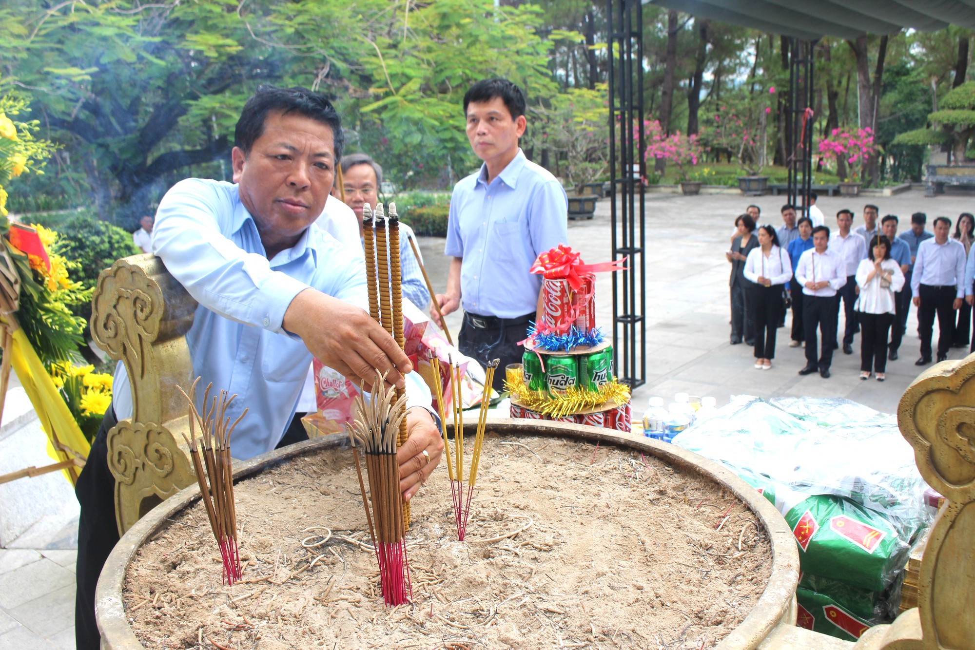 Bộ trưởng Trần Hồng Minh d&acirc;ng hương tưởng niệm c&aacute;c anh h&ugrave;ng liệt sĩ tại Quảng Trị - Ảnh 11.