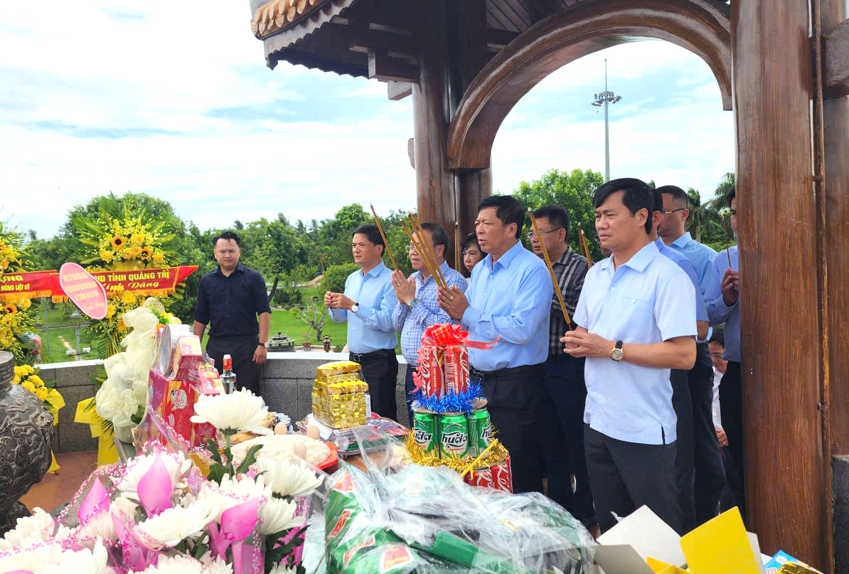 Bộ trưởng Trần Hồng Minh d&acirc;ng hương tưởng niệm c&aacute;c anh h&ugrave;ng liệt sĩ tại Quảng Trị - Ảnh 1.