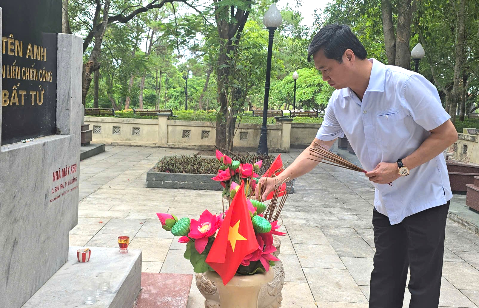 Bộ trưởng Trần Hồng Minh d&acirc;ng hương tưởng niệm c&aacute;c anh h&ugrave;ng liệt sĩ tại Quảng Trị - Ảnh 17.