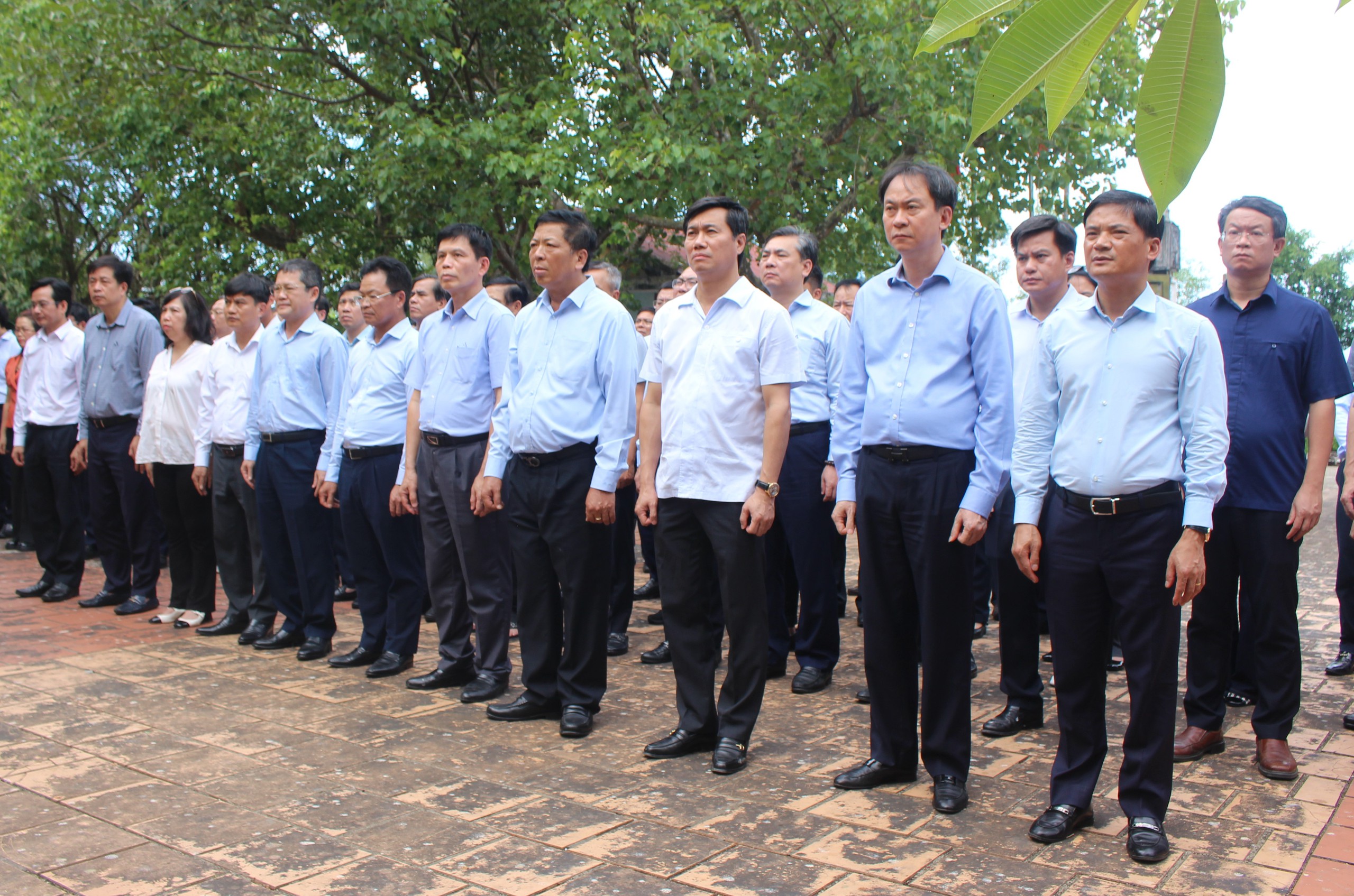 Bộ trưởng Trần Hồng Minh d&acirc;ng hương tưởng niệm c&aacute;c anh h&ugrave;ng liệt sĩ tại Quảng Trị - Ảnh 13.
