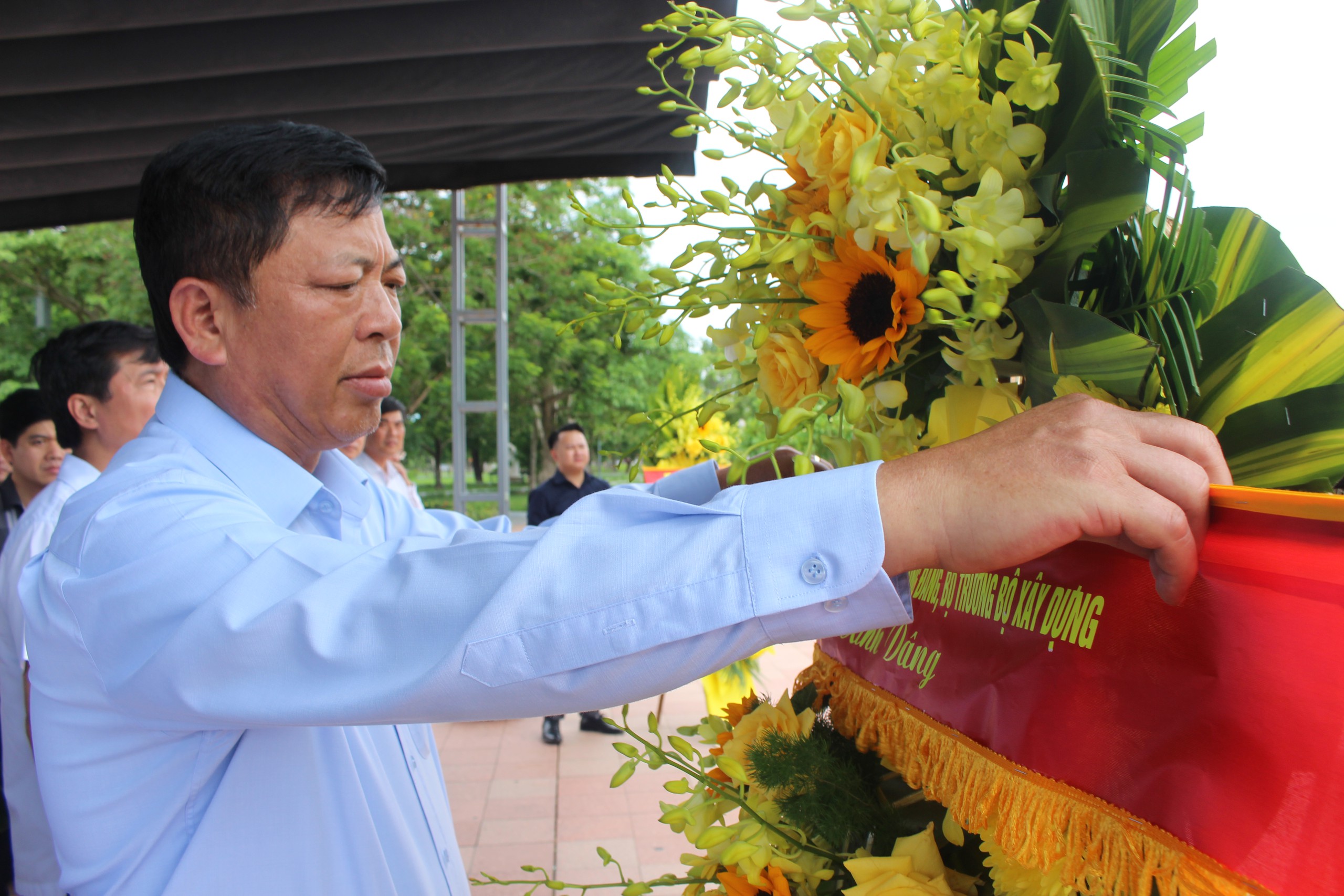 Bộ trưởng Trần Hồng Minh d&acirc;ng hương tưởng niệm c&aacute;c anh h&ugrave;ng liệt sĩ tại Quảng Trị - Ảnh 2.