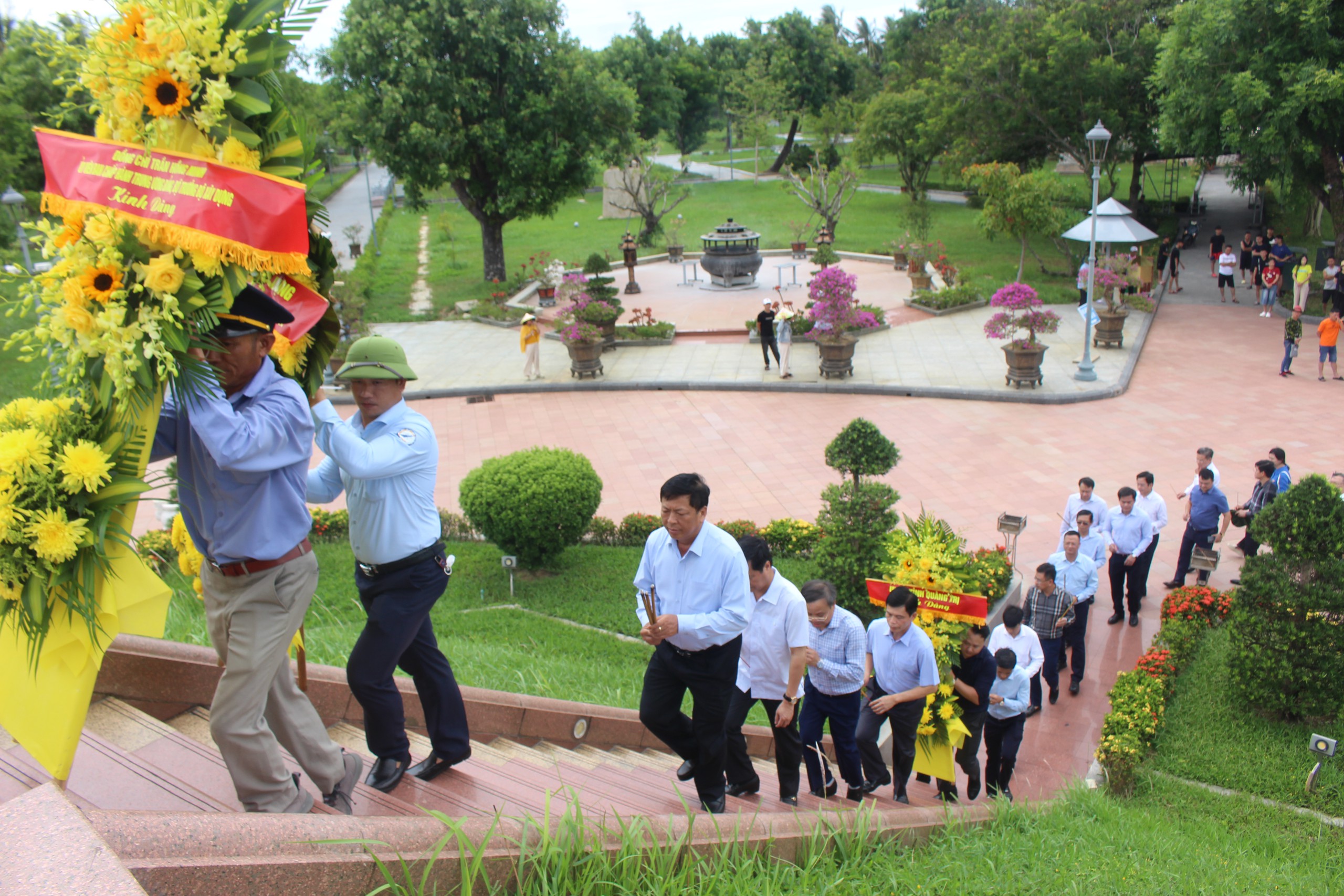 Bộ trưởng Trần Hồng Minh d&acirc;ng hương tưởng niệm c&aacute;c anh h&ugrave;ng liệt sĩ tại Quảng Trị - Ảnh 3.