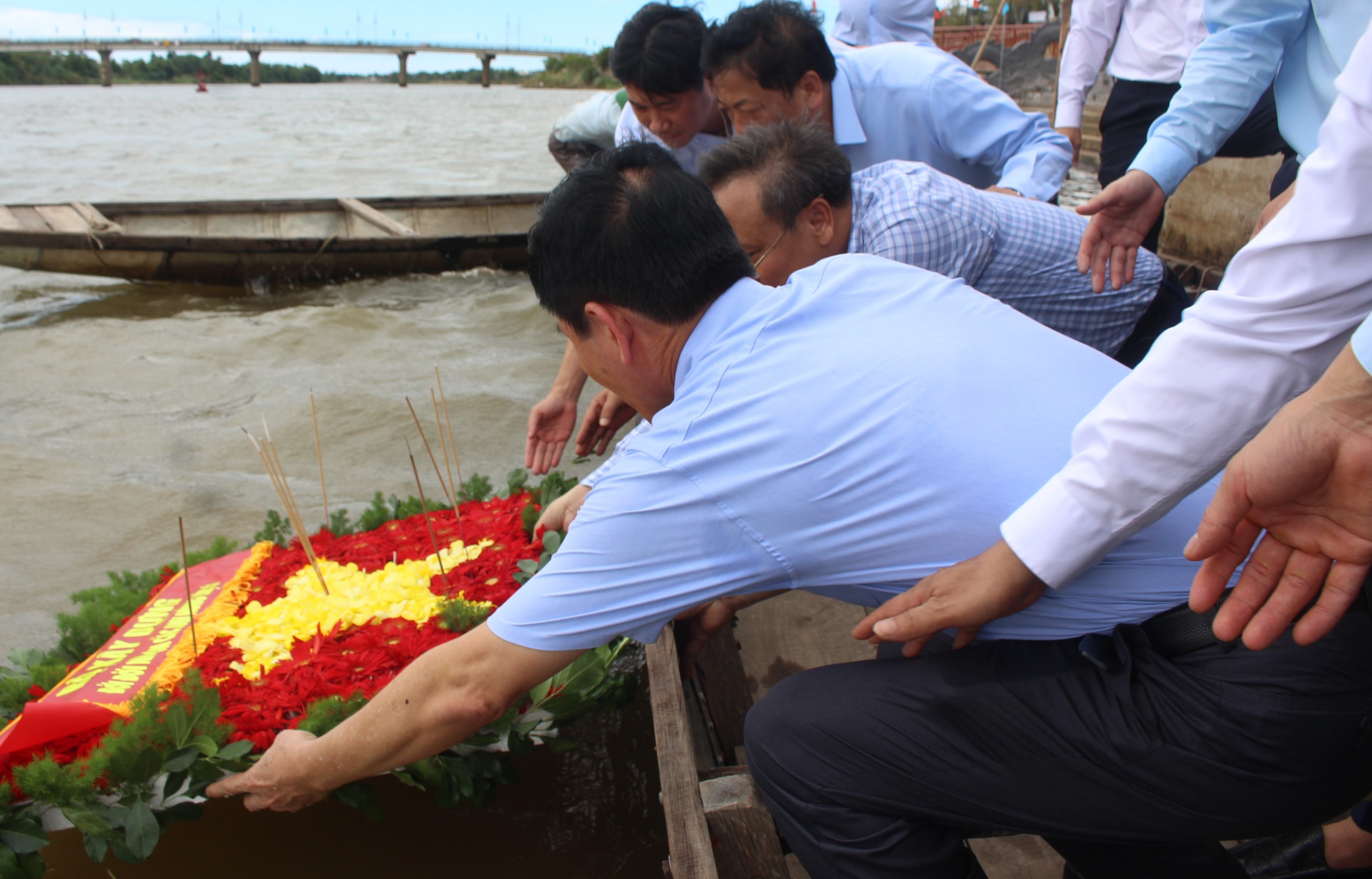 Bộ trưởng Trần Hồng Minh d&acirc;ng hương tưởng niệm c&aacute;c anh h&ugrave;ng liệt sĩ tại Quảng Trị - Ảnh 5.