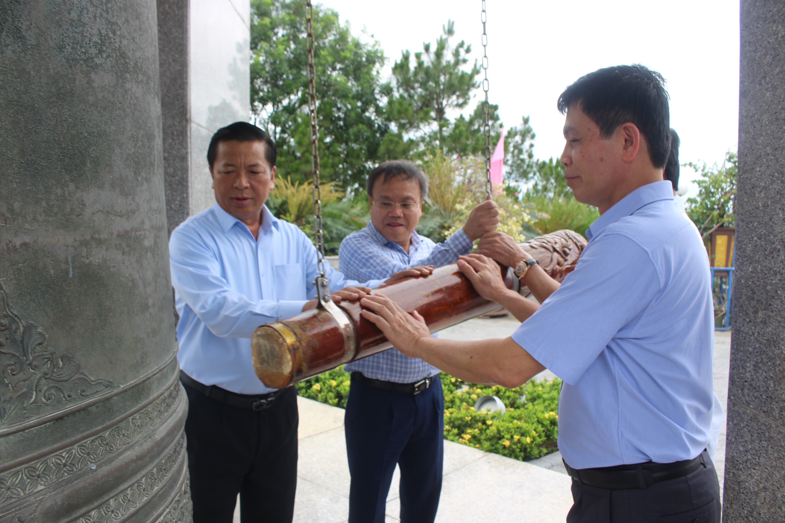 Bộ trưởng Trần Hồng Minh d&acirc;ng hương tưởng niệm c&aacute;c anh h&ugrave;ng liệt sĩ tại Quảng Trị - Ảnh 4.