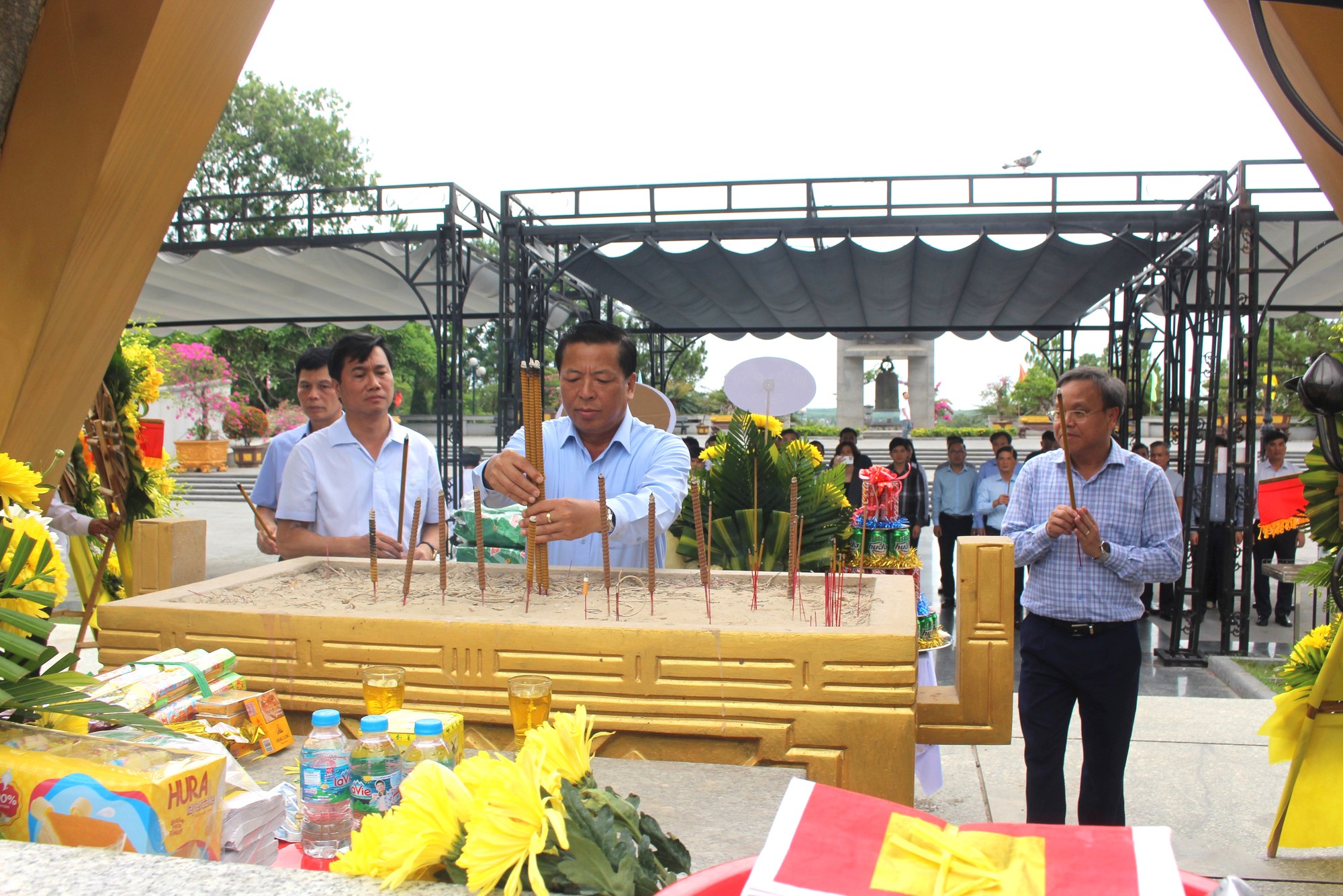 Bộ trưởng Trần Hồng Minh d&acirc;ng hương tưởng niệm c&aacute;c anh h&ugrave;ng liệt sĩ tại Quảng Trị - Ảnh 8.
