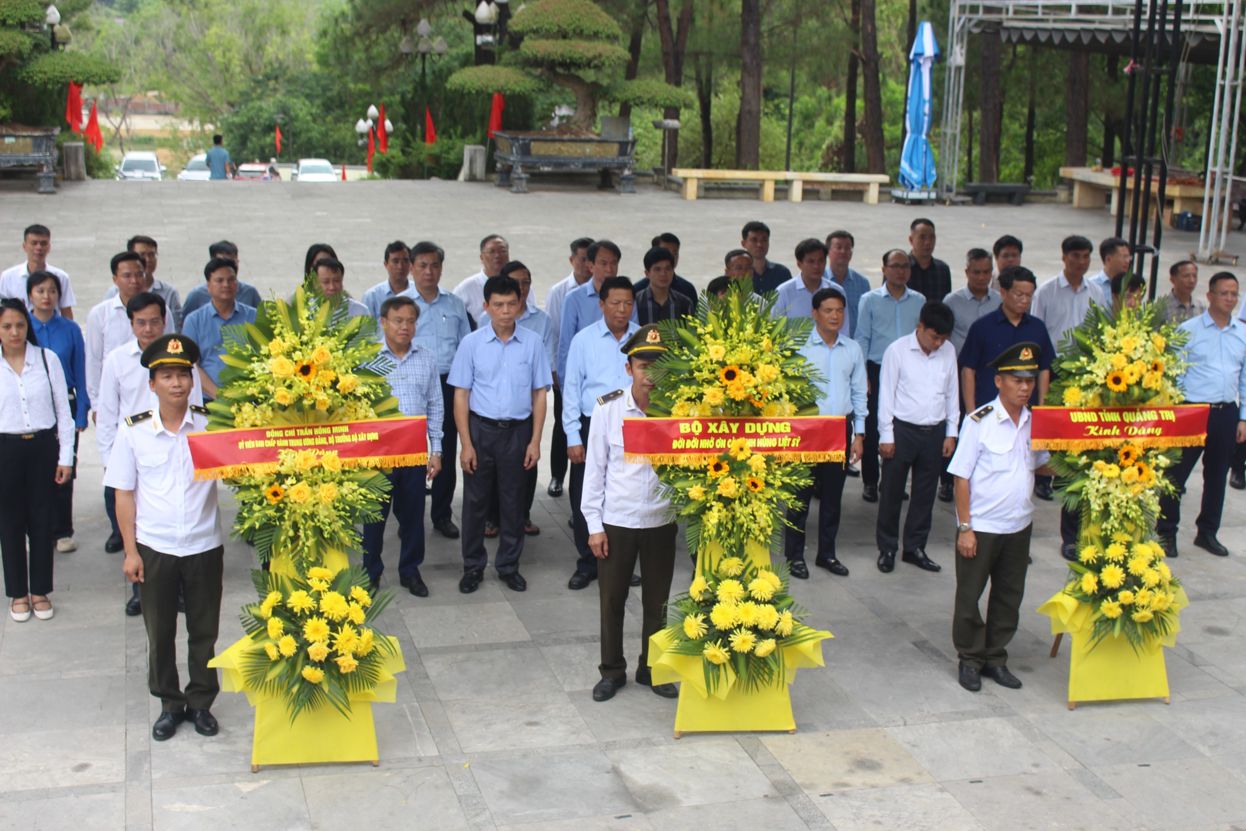Bộ trưởng Trần Hồng Minh d&acirc;ng hương tưởng niệm c&aacute;c anh h&ugrave;ng liệt sĩ tại Quảng Trị - Ảnh 10.