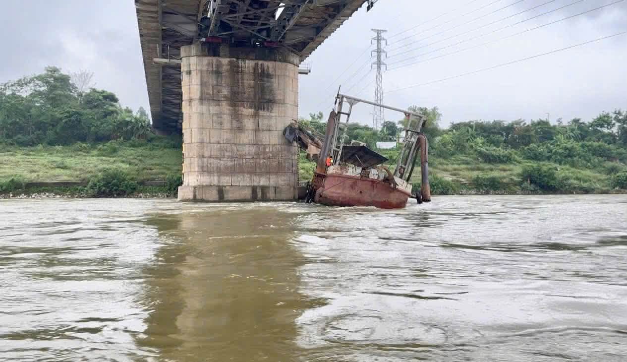 Ph&uacute; Thọ kịp thời cứu hộ t&agrave;u mắc trụ cầu Việt Tr&igrave;, bảo đảm an to&agrave;n cho người v&agrave; phương tiện - Ảnh 1.