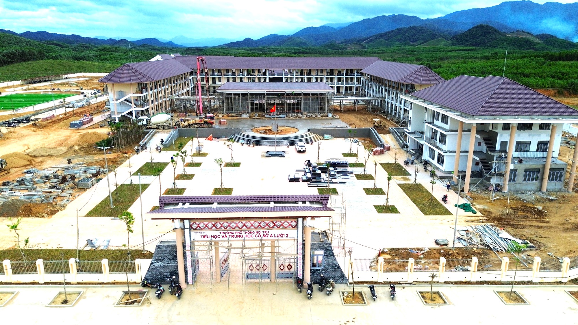 To&agrave;n cảnh trường nội tr&uacute; li&ecirc;n cấp khu vực bi&ecirc;n giới ở Huế trước ng&agrave;y ho&agrave;n th&agrave;nh - Ảnh 1.