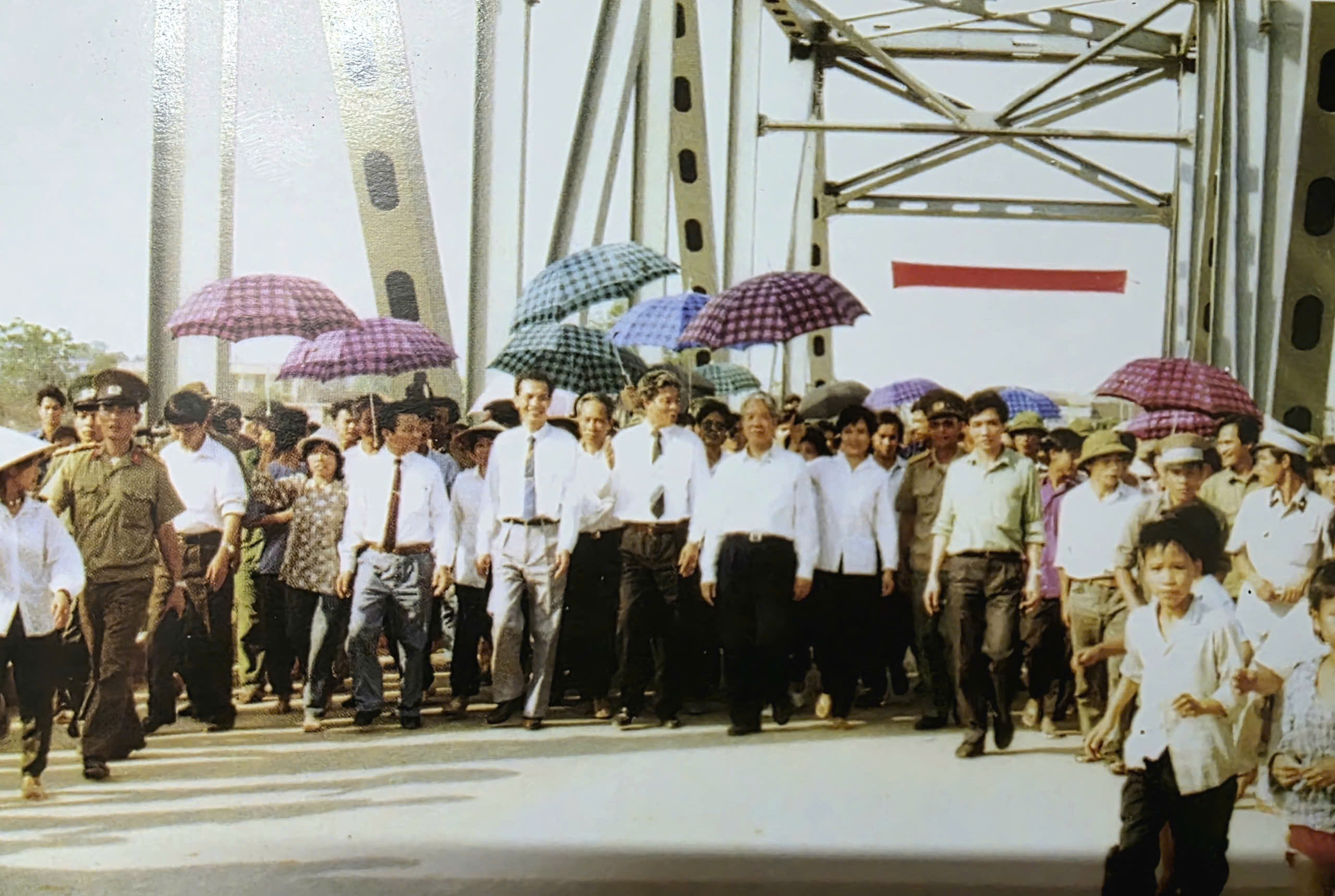Cầu Yên bái qua hơn 3 thập kỷ, ký ức còn lại trước ngày thay áo mới - Ảnh 4.