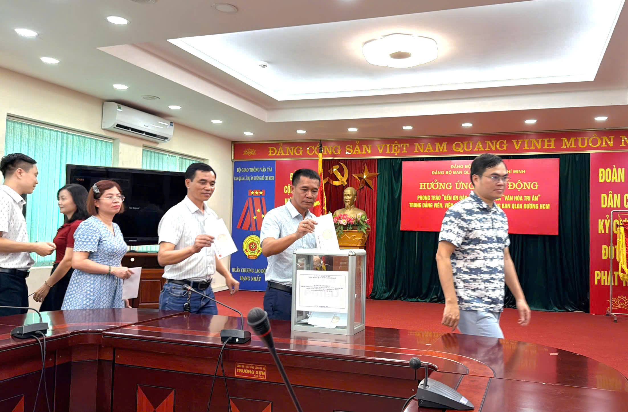 Ban QLDA đường Hồ Ch&iacute; Minh ph&aacute;t động phong tr&agrave;o "Đền ơn đ&aacute;p nghĩa", lan toả văn ho&aacute; tri &acirc;n - Ảnh 4.