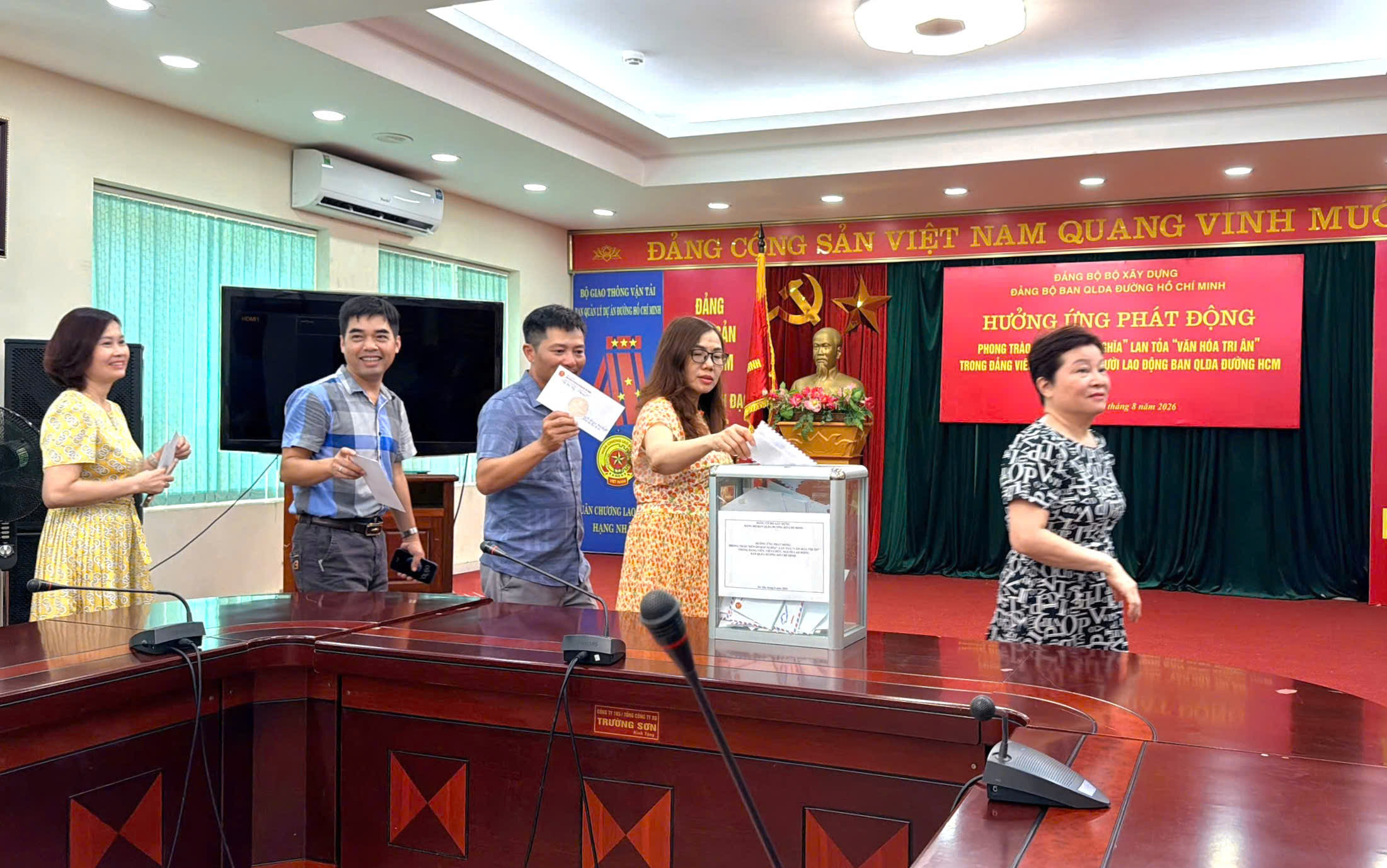 Ban QLDA đường Hồ Ch&iacute; Minh ph&aacute;t động phong tr&agrave;o "Đền ơn đ&aacute;p nghĩa", lan toả văn ho&aacute; tri &acirc;n - Ảnh 7.
