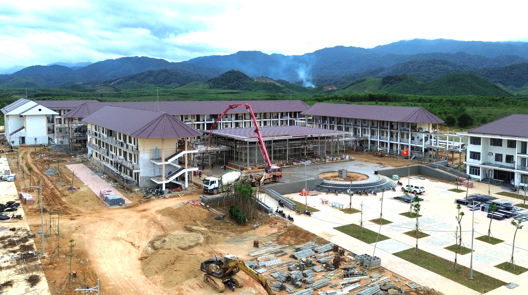 To&agrave;n cảnh trường nội tr&uacute; li&ecirc;n cấp khu vực bi&ecirc;n giới ở Huế trước ng&agrave;y ho&agrave;n th&agrave;nh - Ảnh 11.