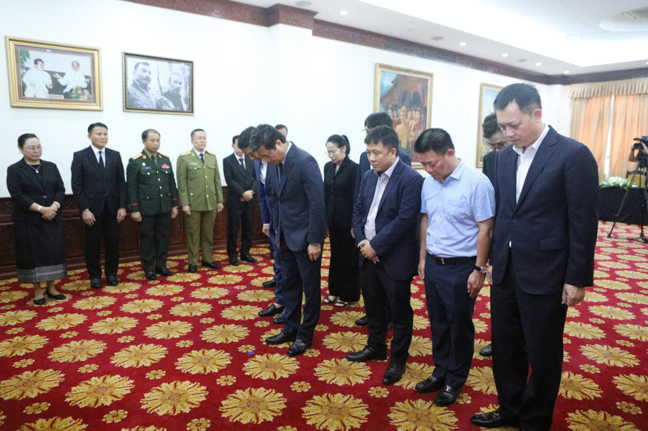 Đo&agrave;n Ch&iacute;nh phủ Việt Nam viếng Chủ tịch Quốc hội L&agrave;o Saysomphone Phomvihane - Ảnh 3.