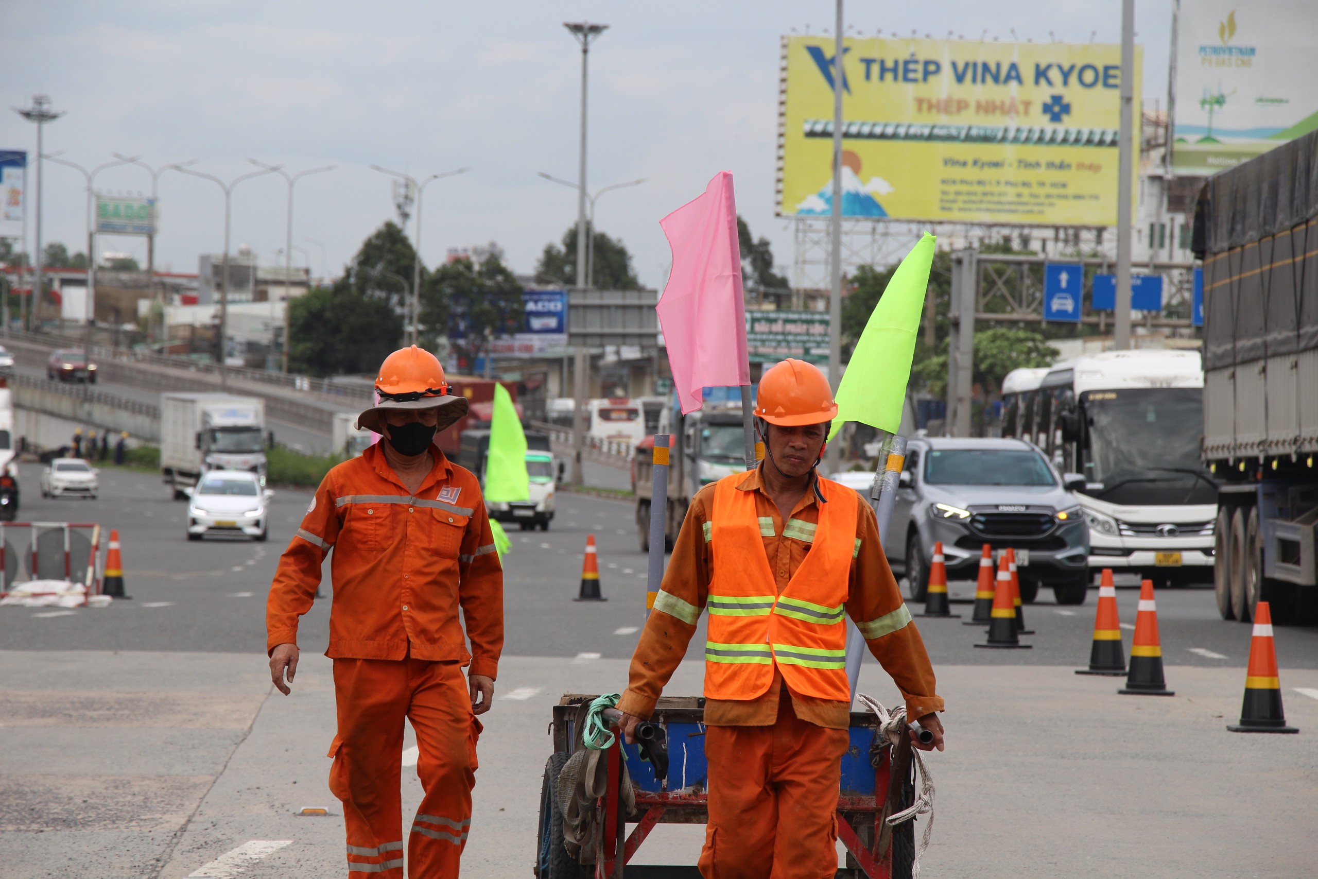 Ph&acirc;n luồng giao th&ocirc;ng, chuẩn bị sẵn s&agrave;ng th&aacute;o dỡ trạm thu ph&iacute; cầu Đồng Nai - Ảnh 1.