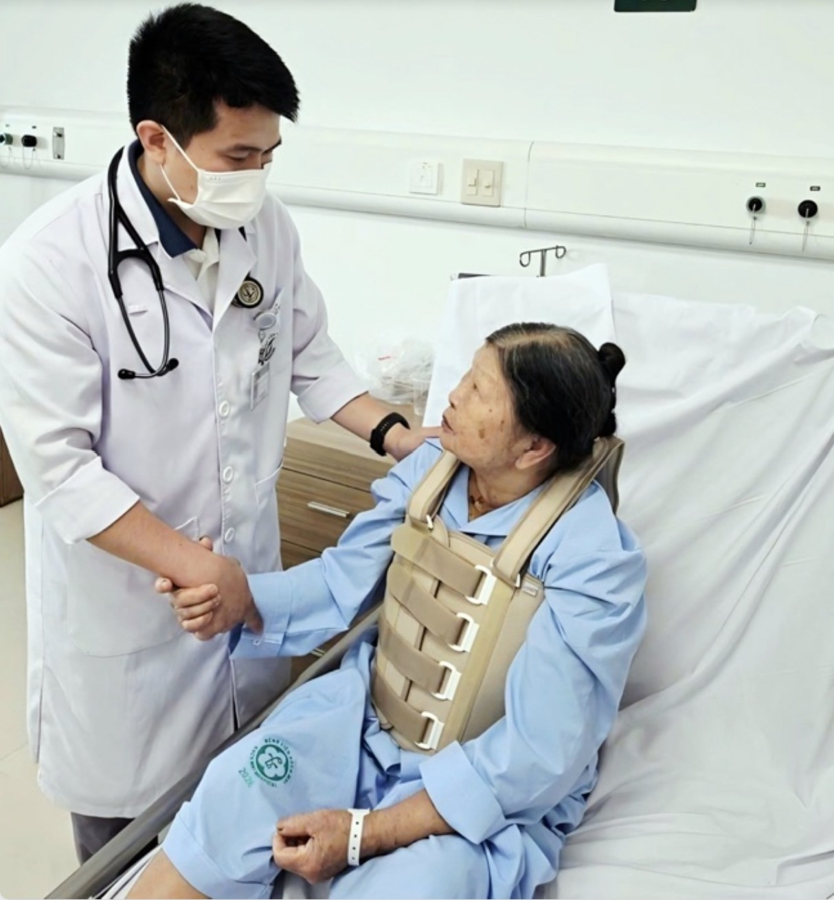 Biến chứng g&atilde;y đốt sống v&igrave; chủ quan với lo&atilde;ng xương - Ảnh 1.