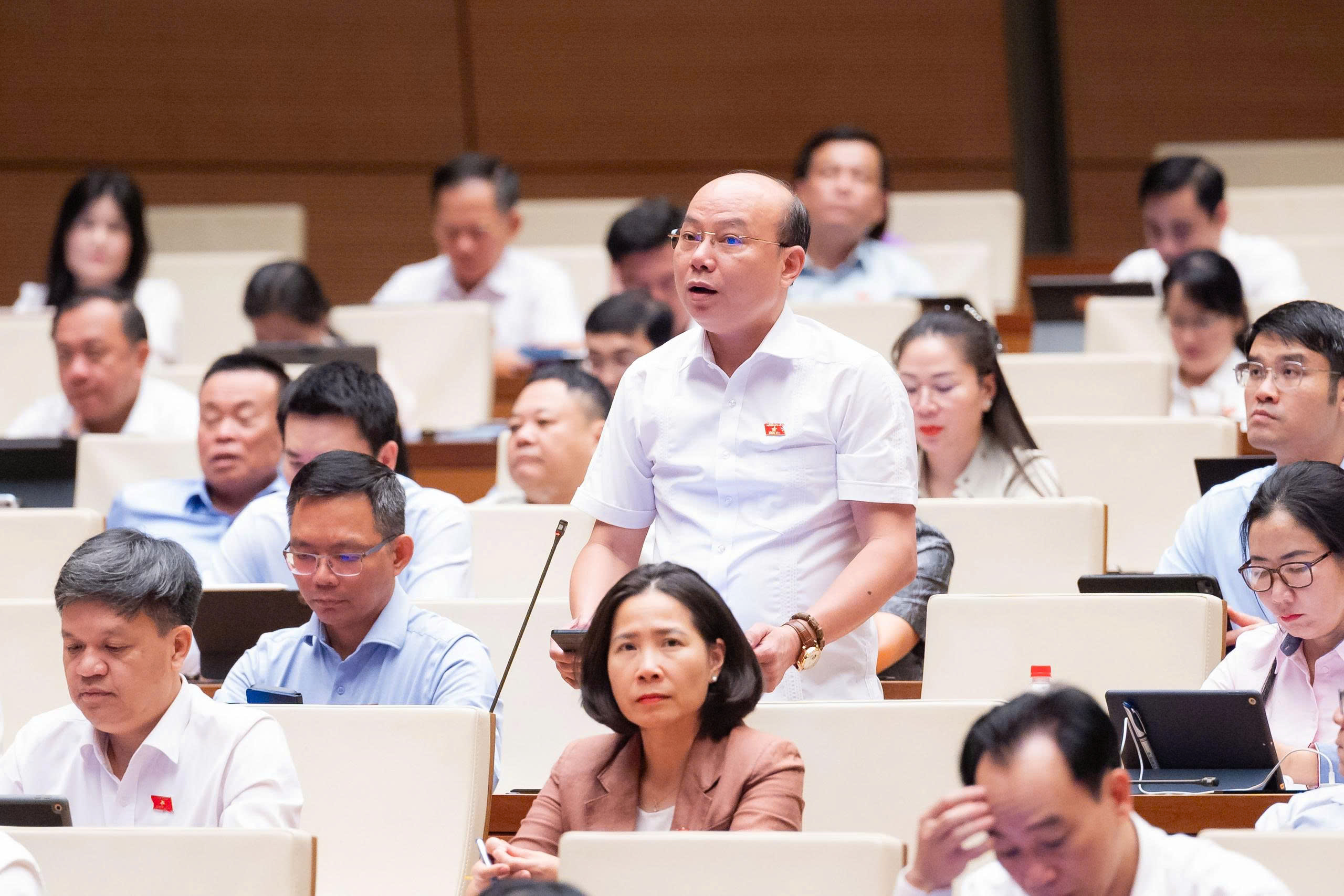 Dự thảo Luật Ph&aacute;t triển đ&ocirc; thị: Cơ chế đặc th&ugrave; phải tạo kh&ocirc;ng gian cho c&aacute;n bộ d&aacute;m l&agrave;m - Ảnh 2.