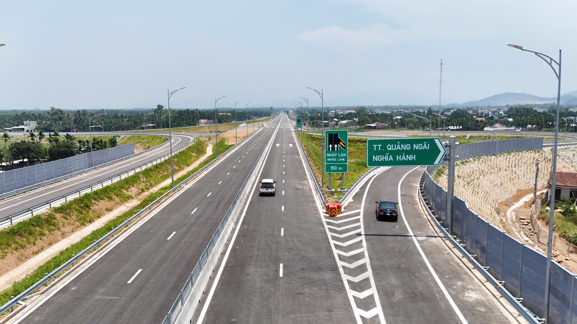 X&acirc;y &ldquo;đường băng&rdquo; để du lịch miền Trung - T&acirc;y Nguy&ecirc;n bứt tốc - Ảnh 2.