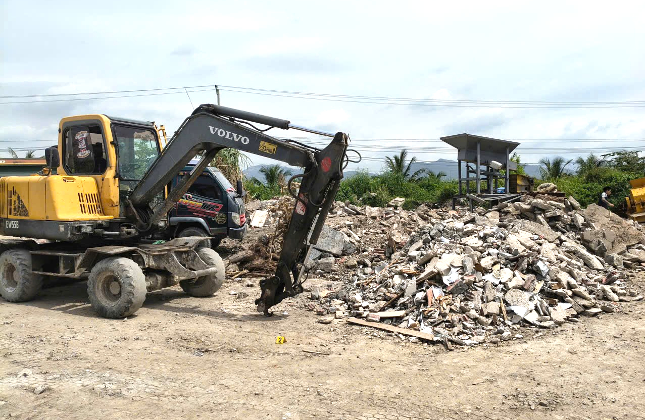 Quảng Ninh: Khởi tố người tập kết hơn 163 tấn chất thải tr&ecirc;n đất n&ocirc;ng nghiệp - Ảnh 2.
