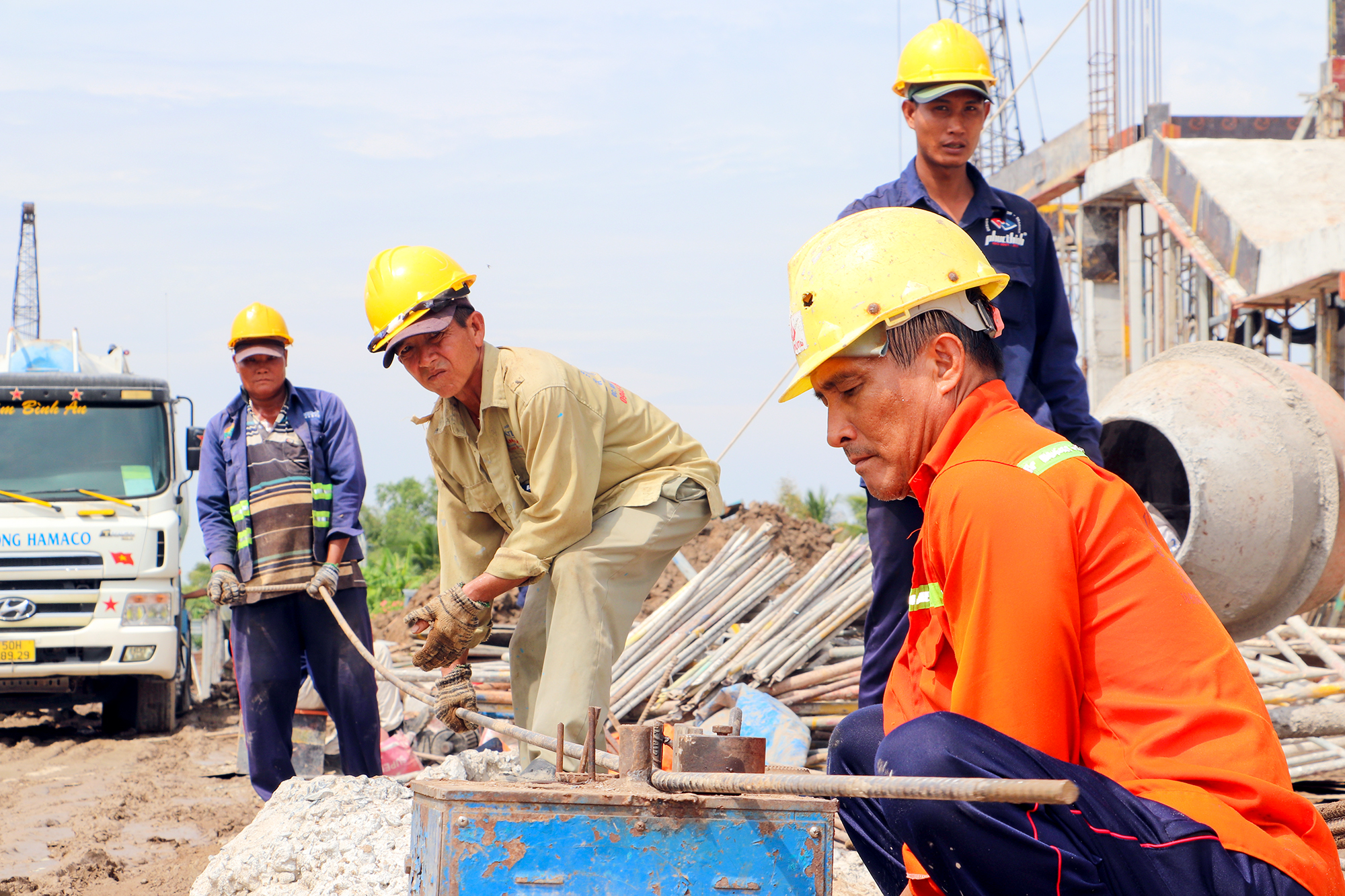 Hạng mục bổ sung cao tốc Mỹ Thuận - Cần Thơ tăng tốc sau khi mặt bằng cơ bản được tháo gỡ - Ảnh 4.