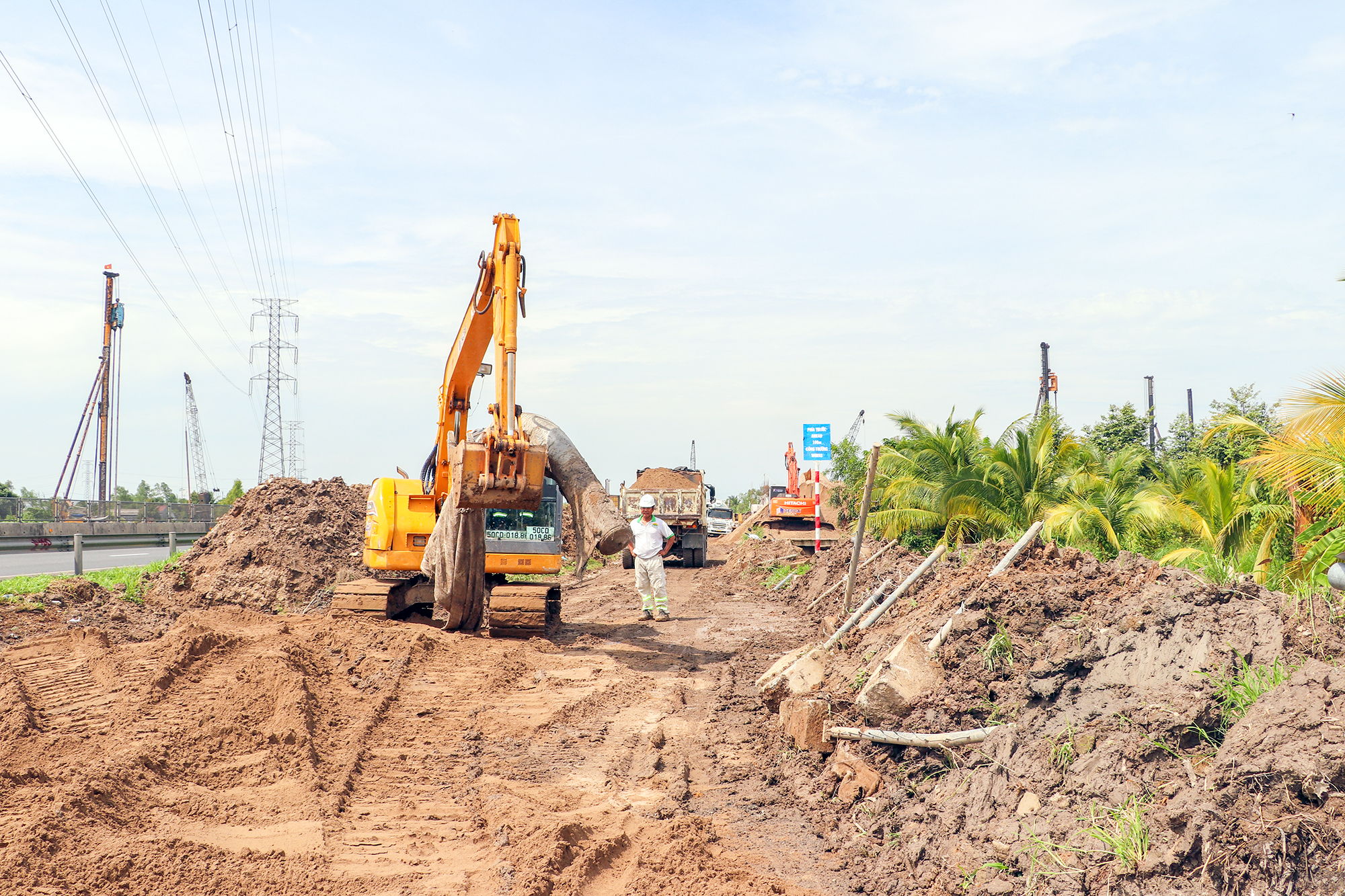 Hạng mục bổ sung cao tốc Mỹ Thuận - Cần Thơ tăng tốc sau khi mặt bằng cơ bản được tháo gỡ - Ảnh 3.