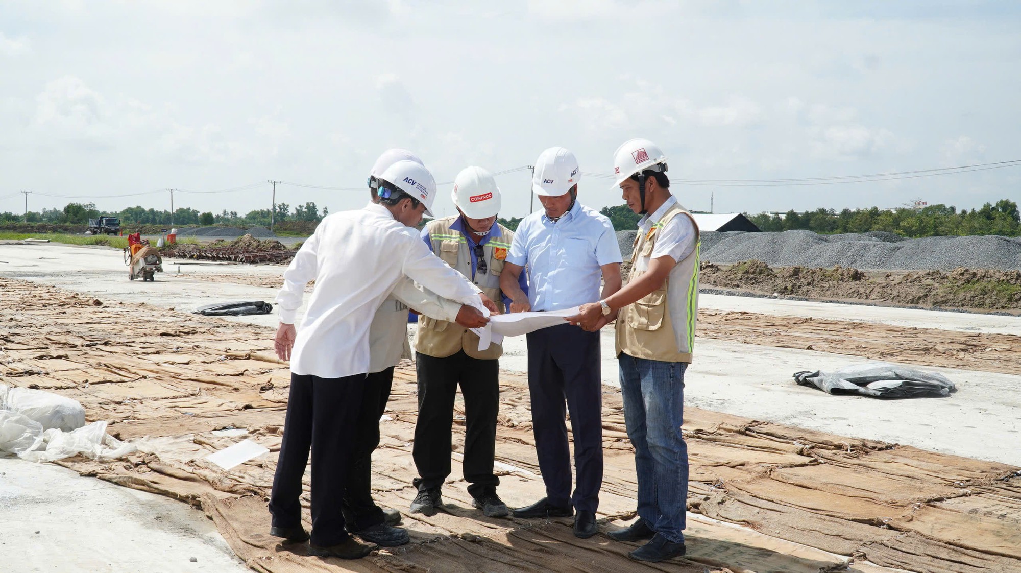 Đồng thuận mở đường nơi miền cuối đất - Ảnh 3.