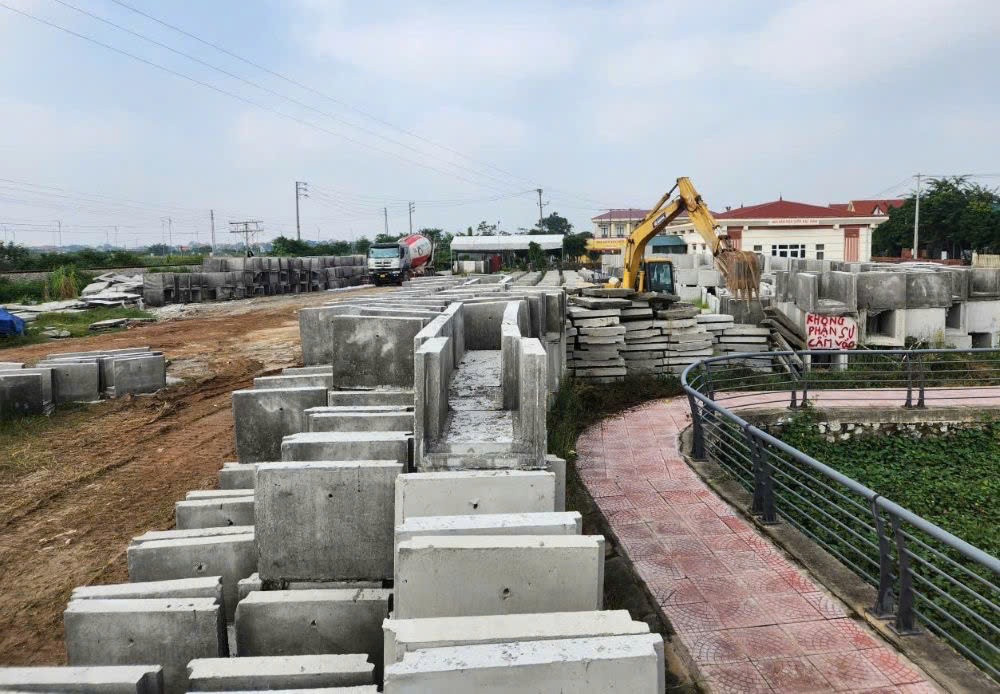 Thiếu vật liệu đẩy tiến độ, nhà thầu thi công nâng cấp QL2 Phú Thọ bị nhắc nhở - Ảnh 1.