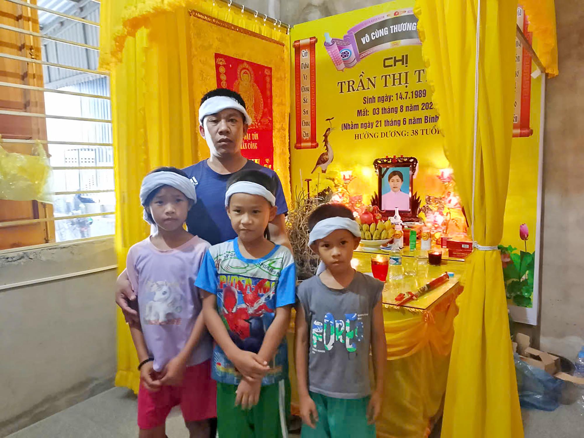 Vợ mất v&igrave; tai nạn, chồng ngh&egrave;o gồng g&aacute;nh nu&ocirc;i con  - Ảnh 1.