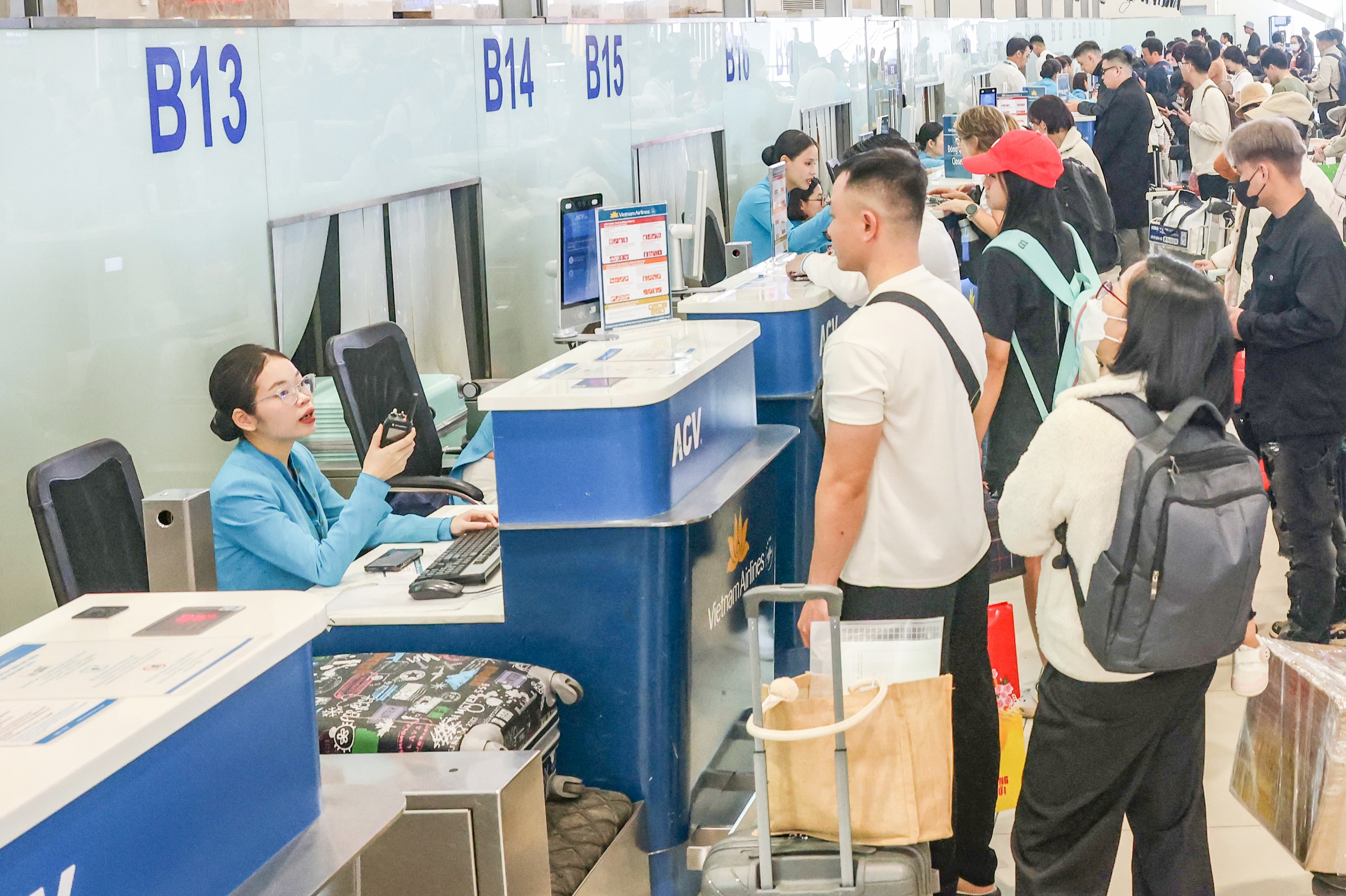 Đi lại dịp nghỉ lễ 2/9: V&eacute; m&aacute;y bay c&ograve;n hay hết? - Ảnh 1.