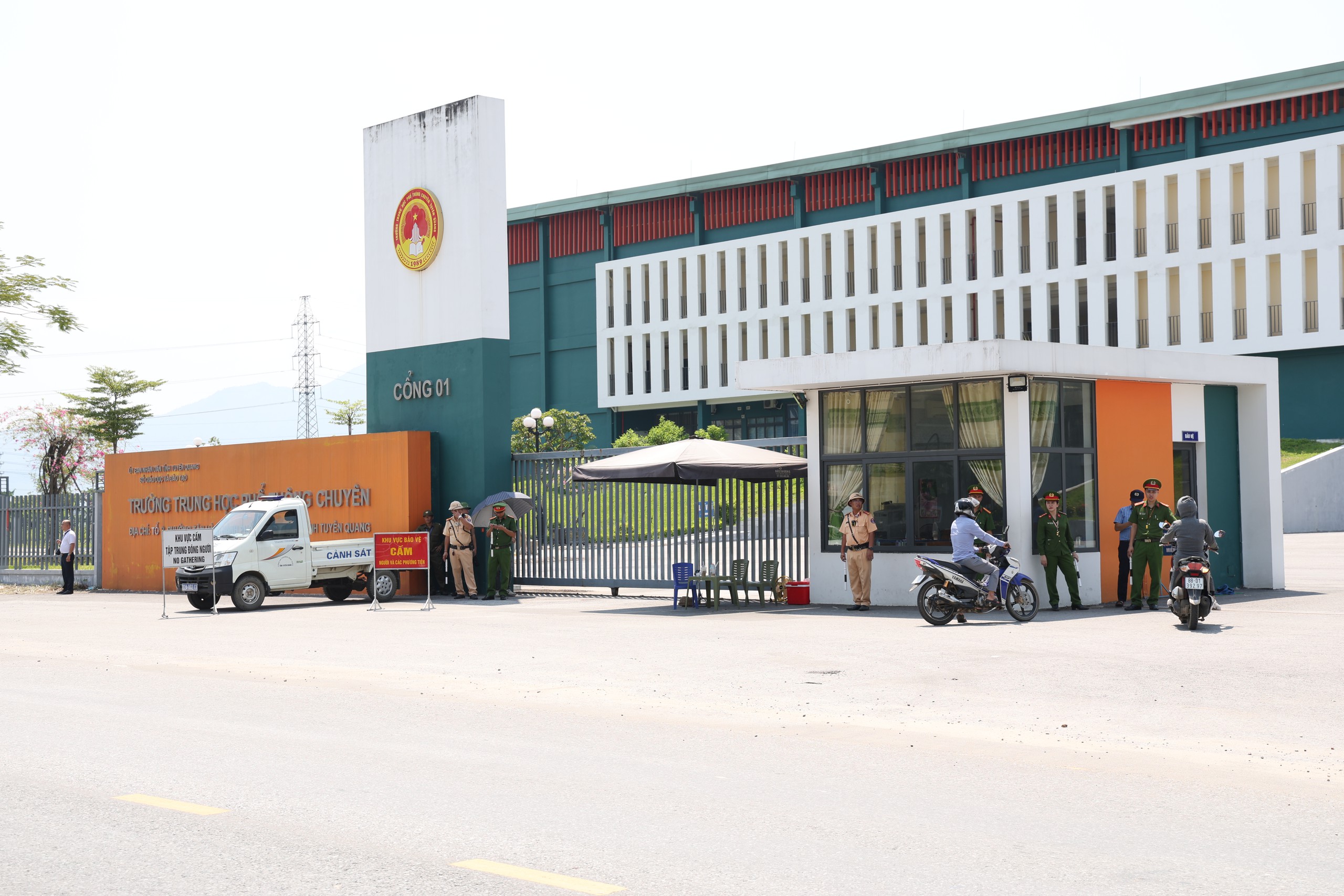 Thí sinh Trường THPT chuyên Tuyên Quang làm thủ tục thi lại kỳ thi tốt nghiệp 2026 - Ảnh 10.