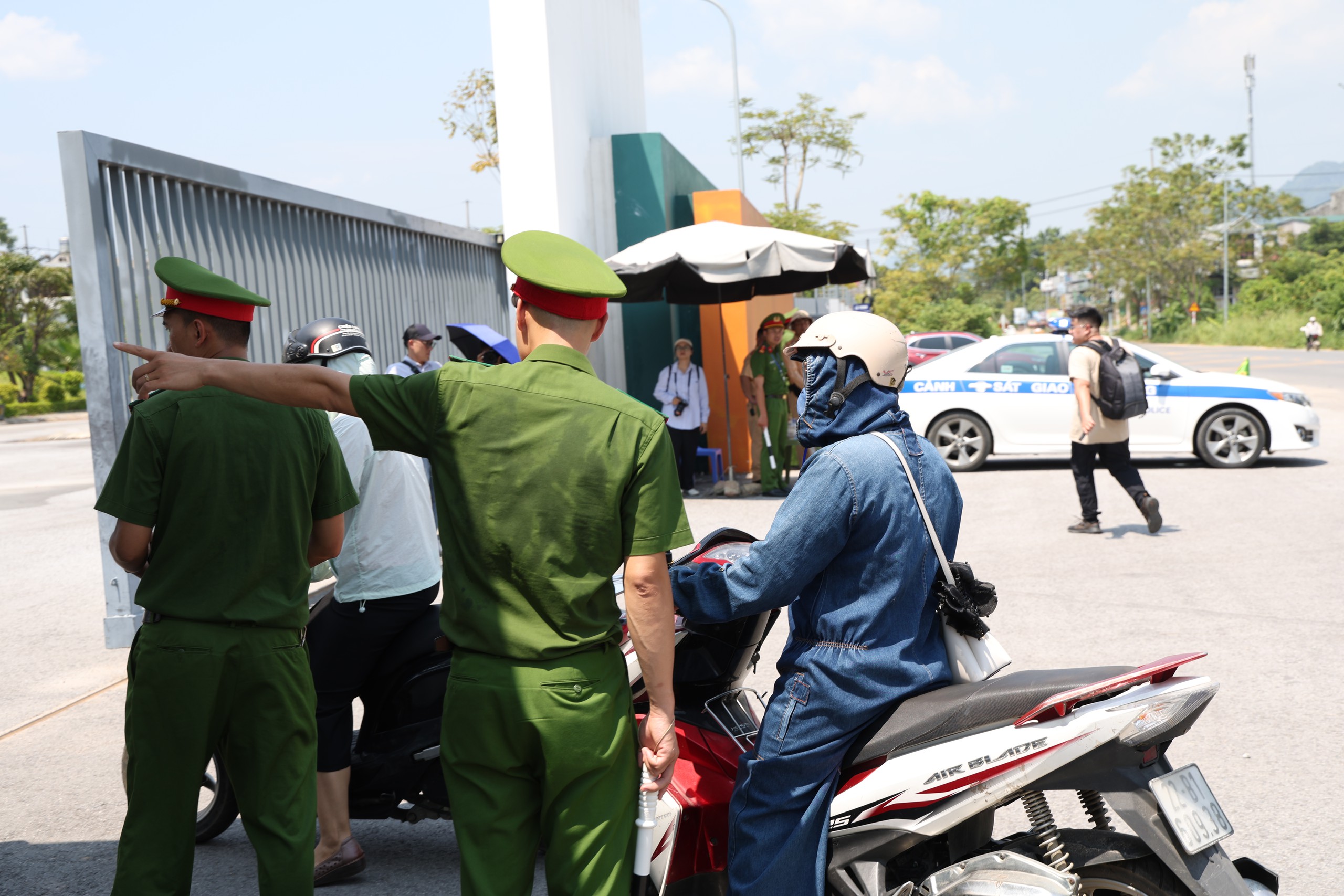 Thí sinh Trường THPT chuyên Tuyên Quang làm thủ tục thi lại kỳ thi tốt nghiệp 2026 - Ảnh 3.
