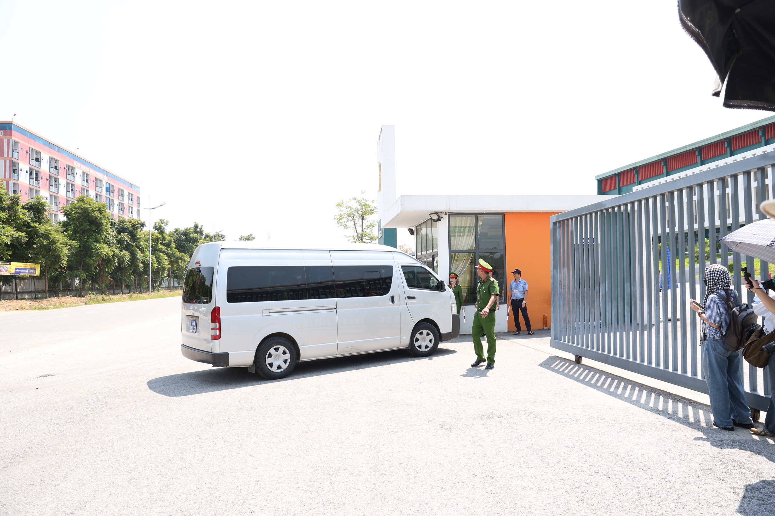 Thí sinh Trường THPT chuyên Tuyên Quang làm thủ tục thi lại kỳ thi tốt nghiệp 2026 - Ảnh 8.
