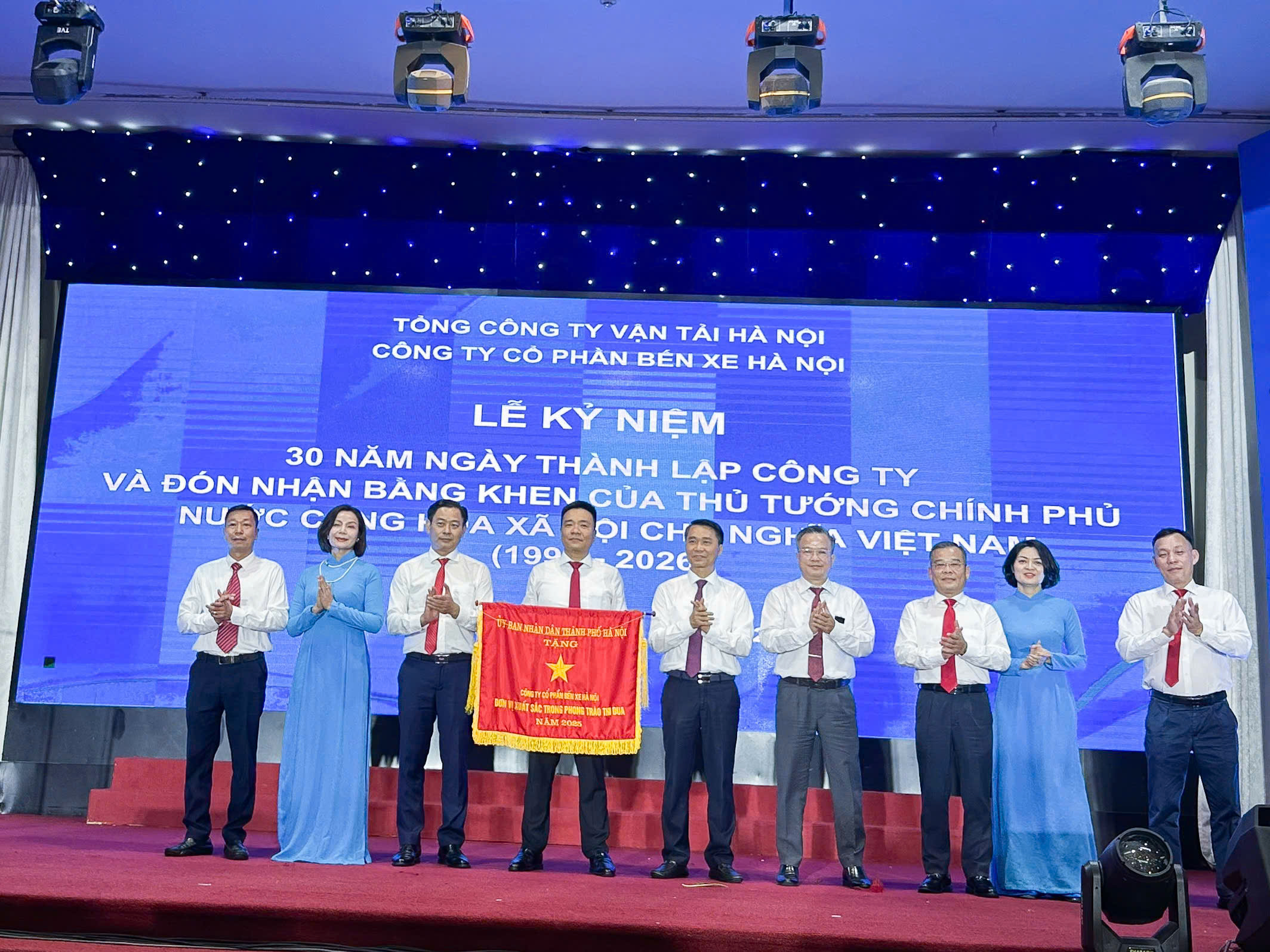 Bến xe H&agrave; Nội nhận Bằng khen của Thủ tướng, hướng tới m&ocirc; h&igrave;nh giao th&ocirc;ng đa phương thức - Ảnh 2.