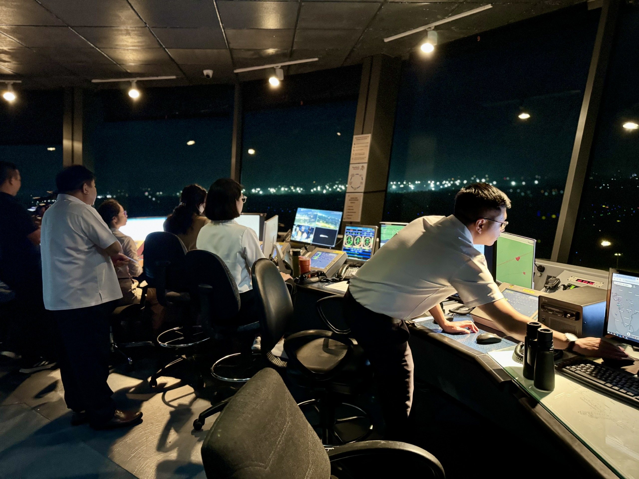 3 diều gắn đèn khiến Tân Sơn Nhất tạm dừng cất, hạ cánh, loạt chuyến bay bị ảnh hưởng - Ảnh 1.