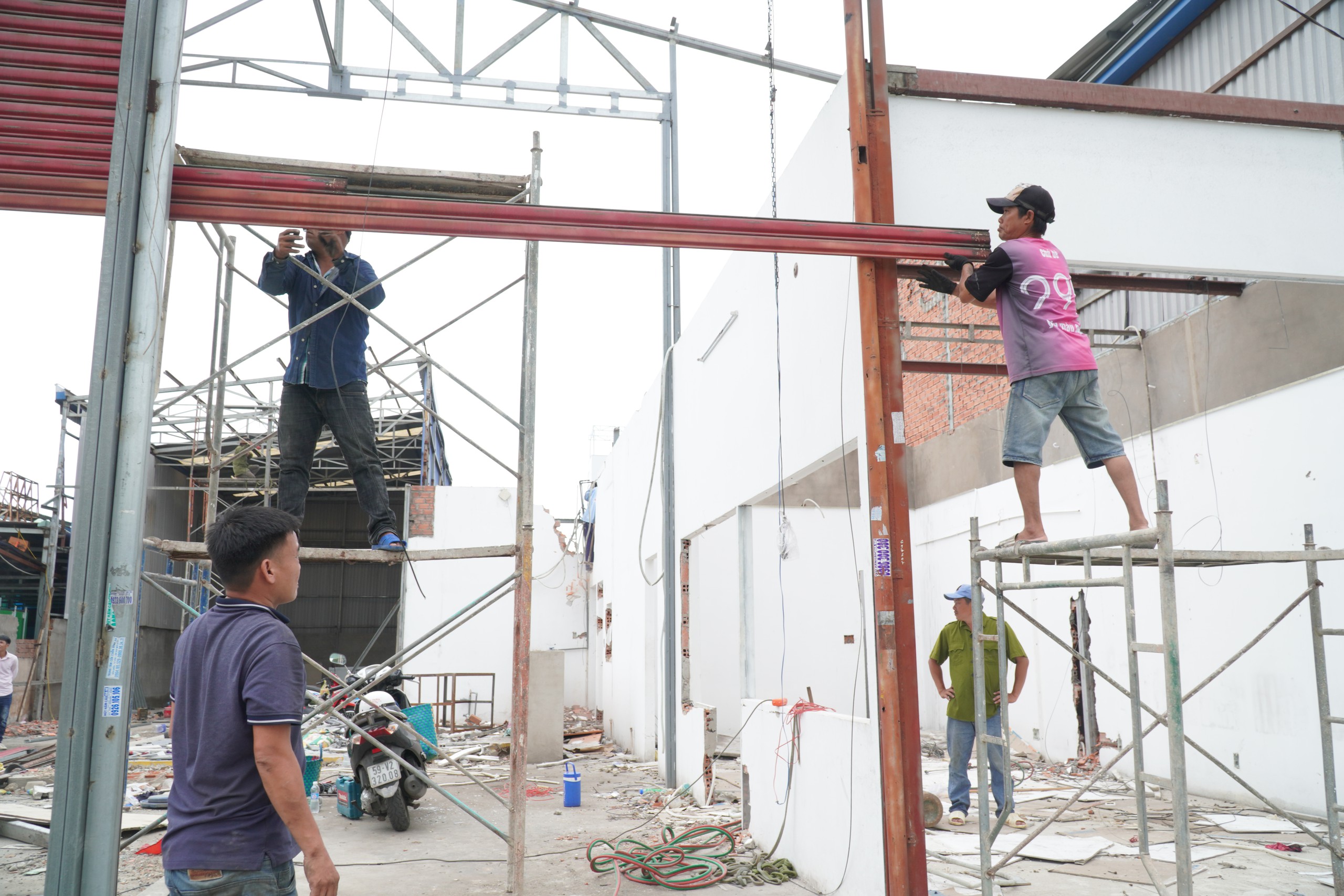 Người d&acirc;n th&aacute;o dỡ nh&agrave; để mở rộng quốc lộ 22 l&ecirc;n 10 l&agrave;n xe tại TP . HCM - Ảnh 3.