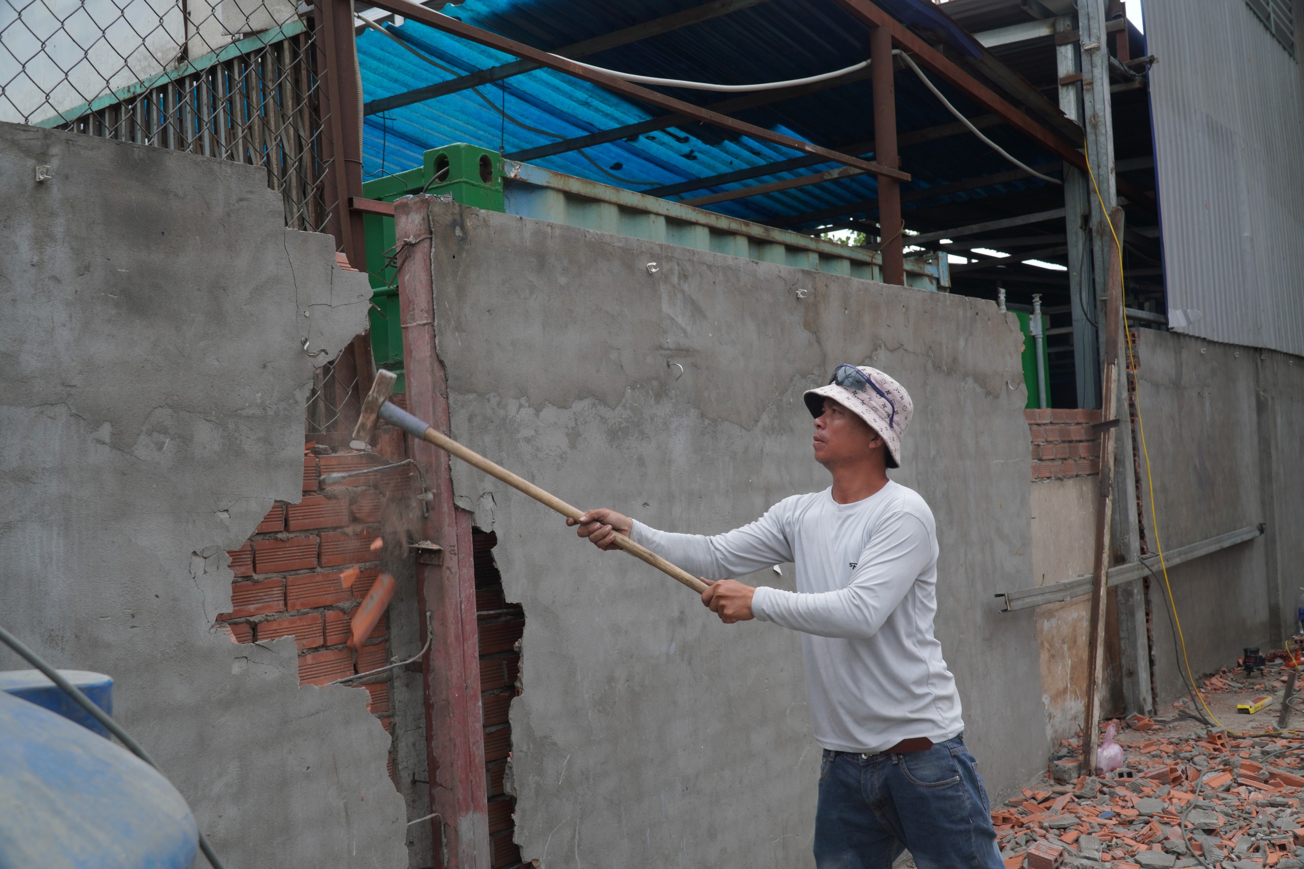 Người d&acirc;n th&aacute;o dỡ nh&agrave; để mở rộng quốc lộ 22 l&ecirc;n 10 l&agrave;n xe tại TP . HCM - Ảnh 5.