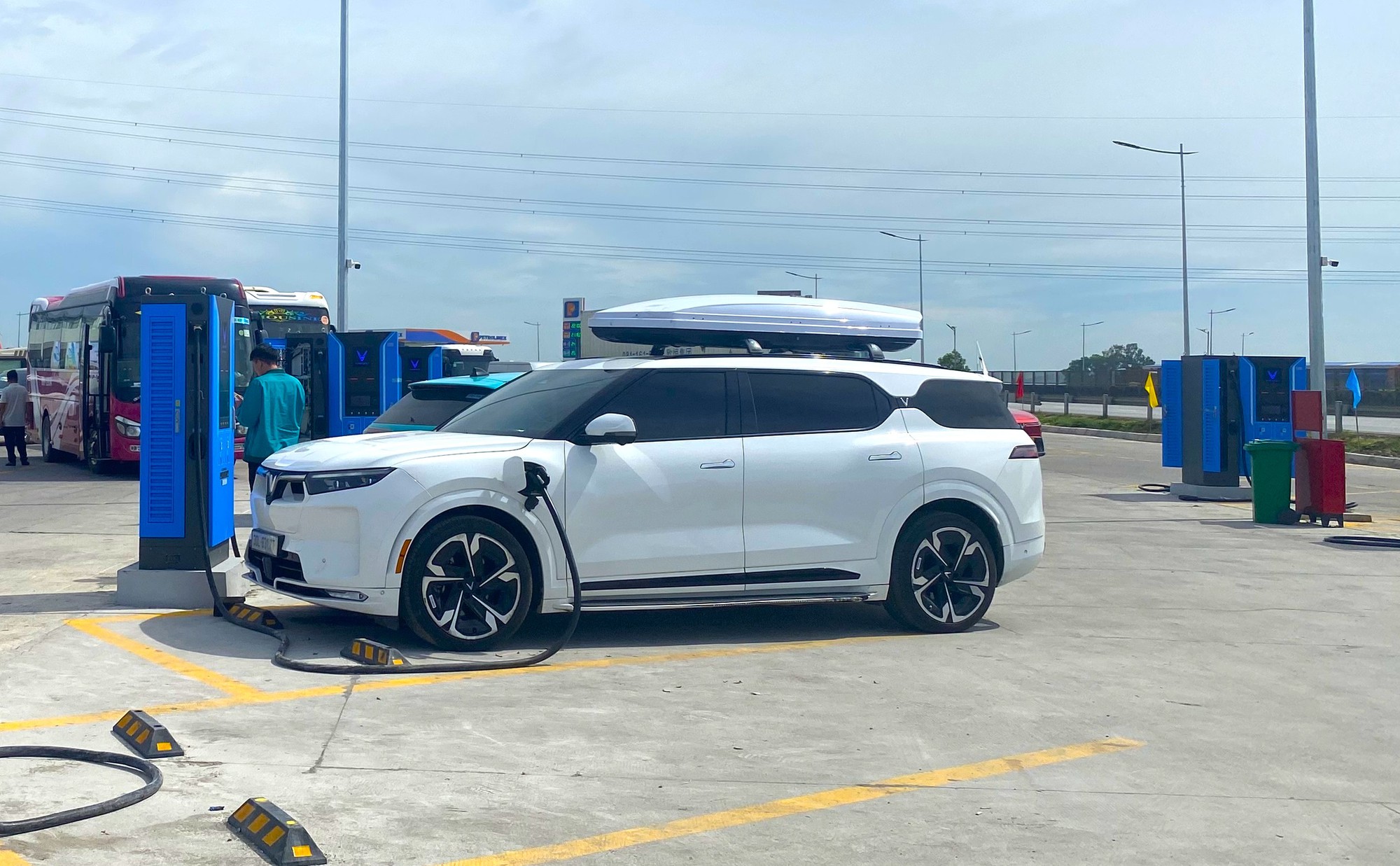 Cục Đường bộ th&uacute;c tiến độ ho&agrave;n thiện trạm sạc điện tr&ecirc;n cao tốc - Ảnh 1.