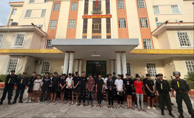 C&ocirc;ng an Quảng Ng&atilde;i tạm giữ hơn 200 thanh thiếu ni&ecirc;n nẹt p&ocirc; ầm ĩ, c&oacute; dấu hiệu đua xe - Ảnh 1.