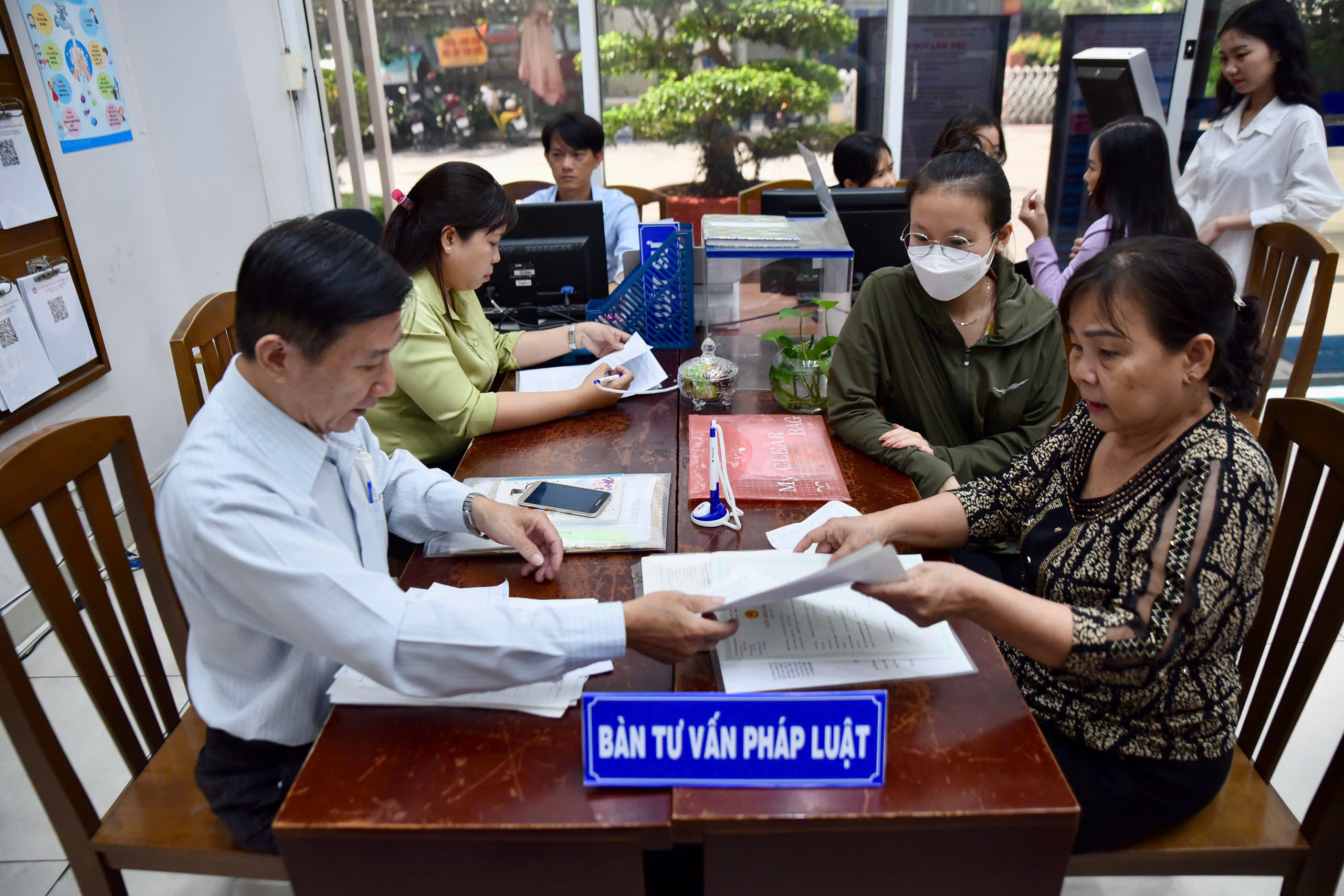 TP.HCM tiếp tục tinh gọn bộ máy, phân cấp hơn 1.000 nhiệm vụ cho cơ sở - Ảnh 3.