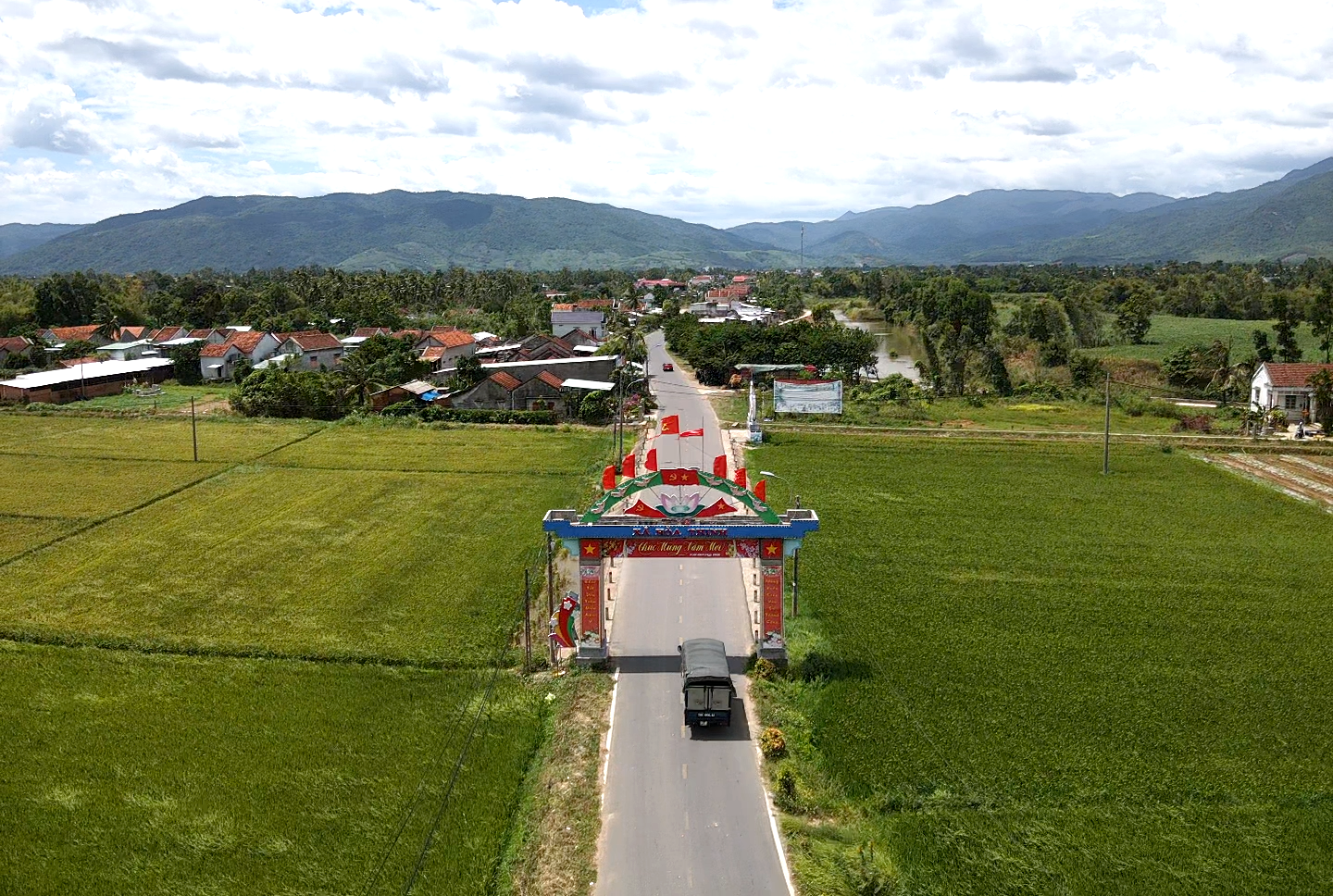 Đắk Lắk dựng 100 “điểm tựa” an toàn cho người dân vùng lũ - Ảnh 1.