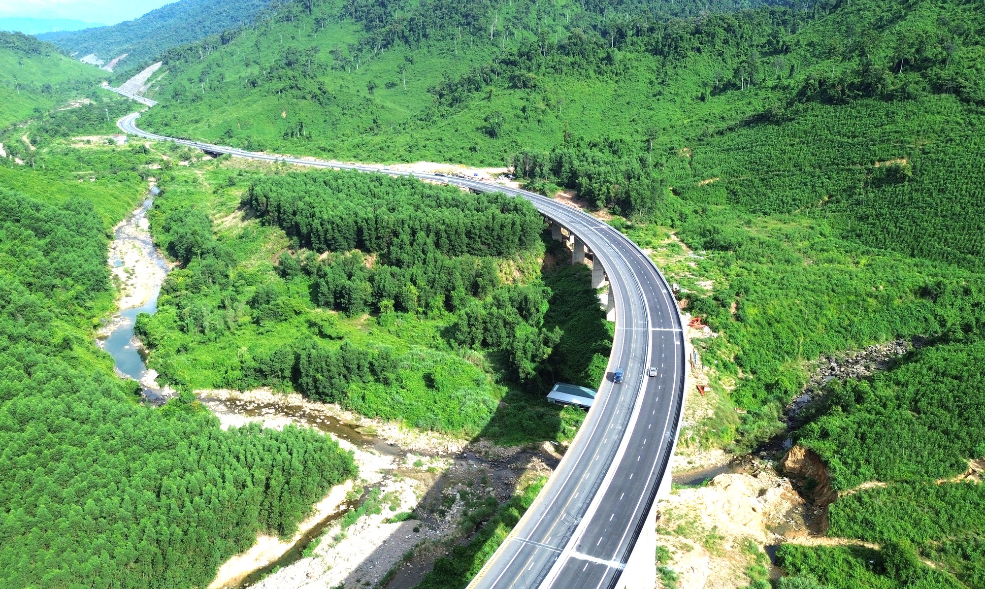 Cao tốc La Sơn - Hòa Liên sẵn sàng thông tuyến chính - Ảnh 1.