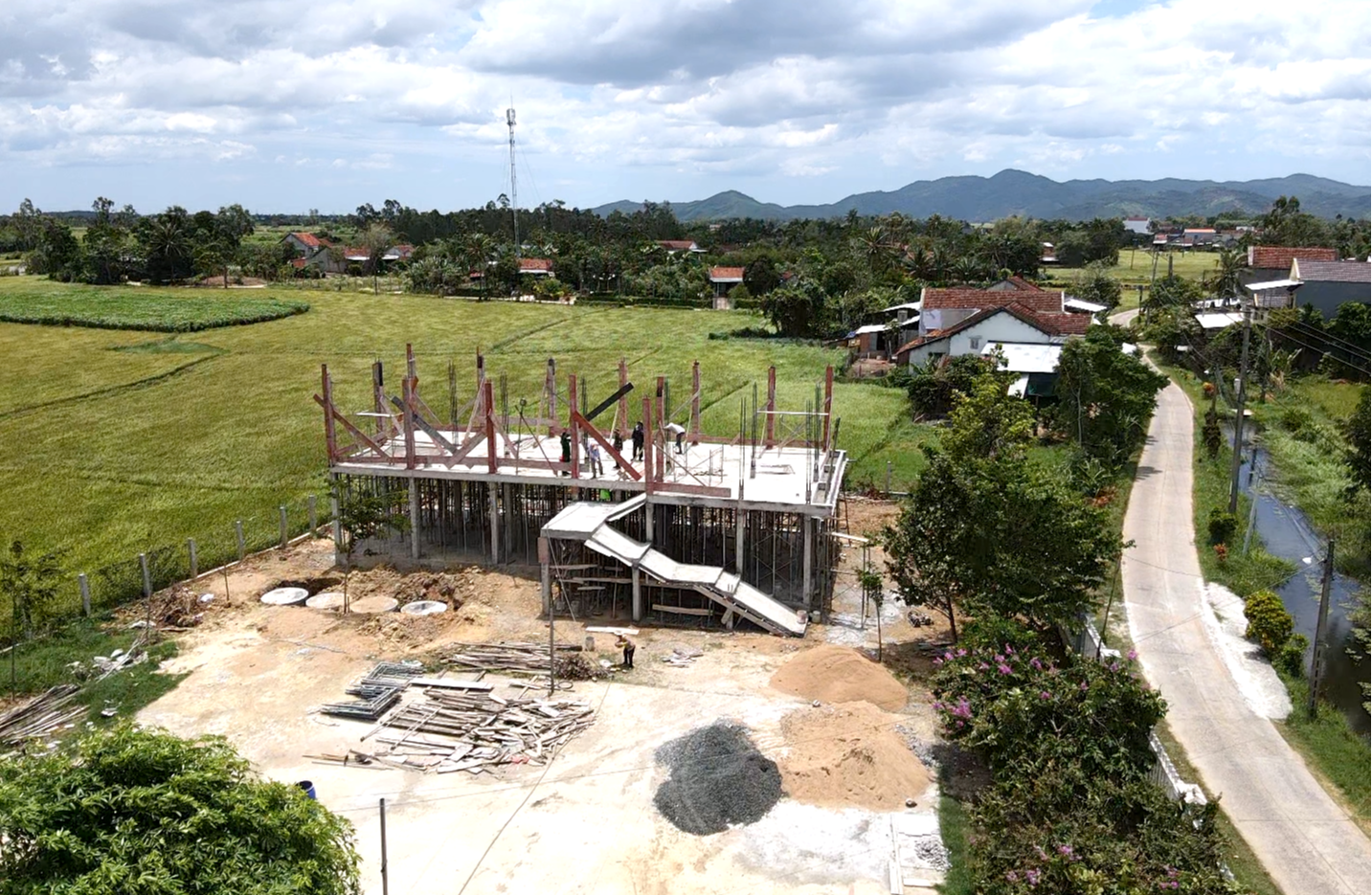 Đắk Lắk dựng 100 “điểm tựa” an toàn cho người dân vùng lũ - Ảnh 3.