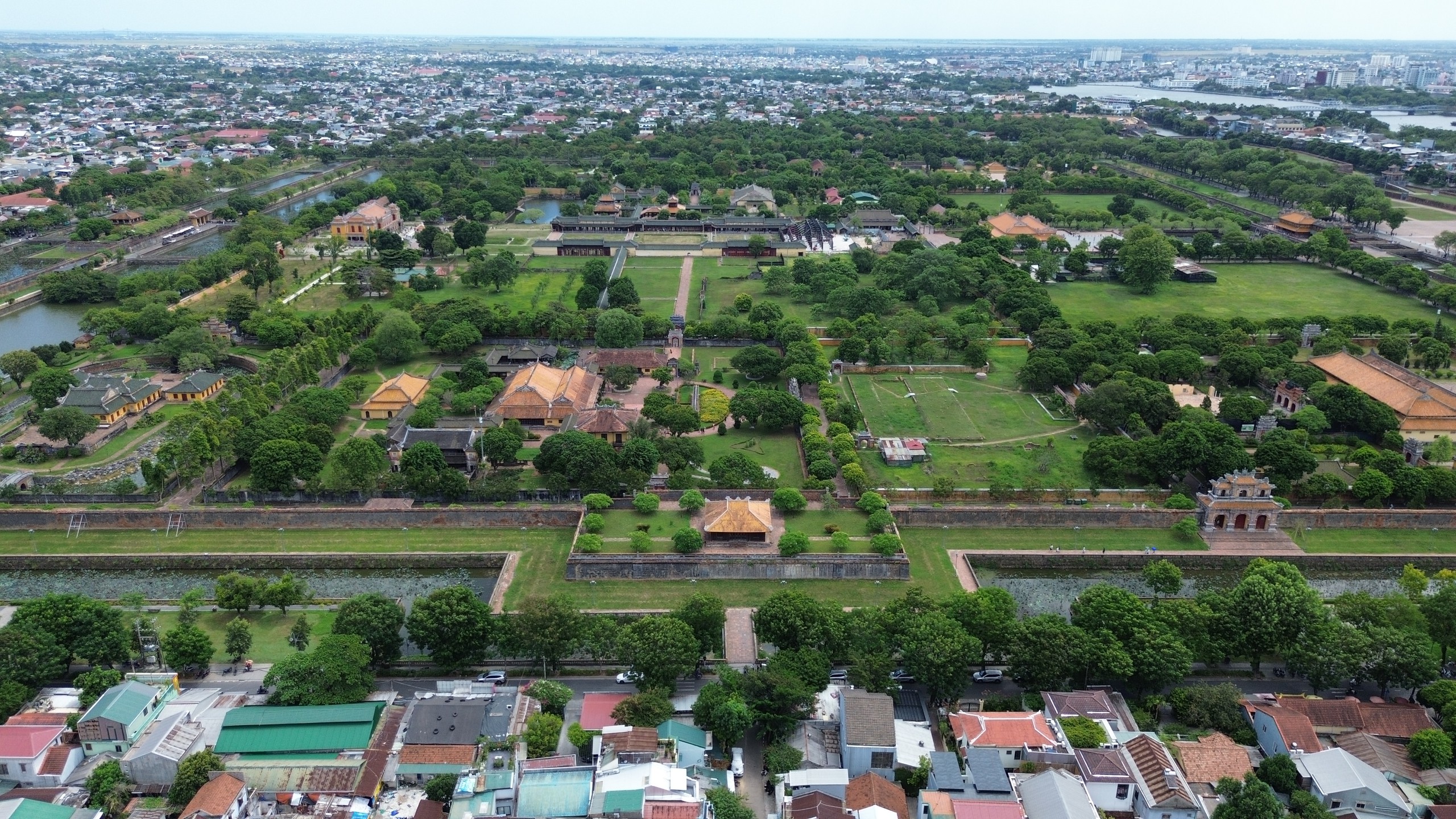 Tường Ho&agrave;ng th&agrave;nh Huế xuống cấp, c&oacute; nguy cơ sụp đổ bất cứ l&uacute;c n&agrave;o - Ảnh 1.