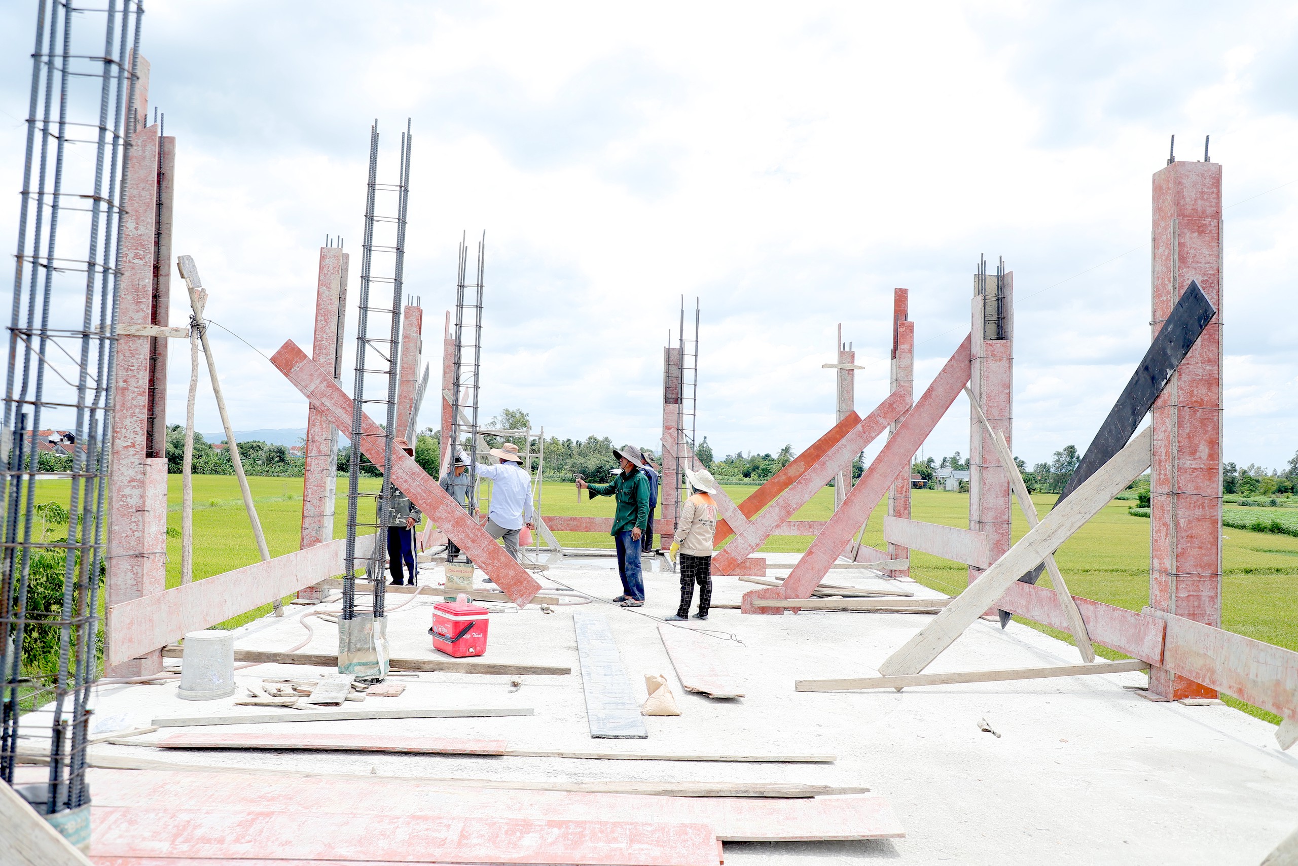 Đắk Lắk dựng 100 “điểm tựa” an toàn cho người dân vùng lũ - Ảnh 8.