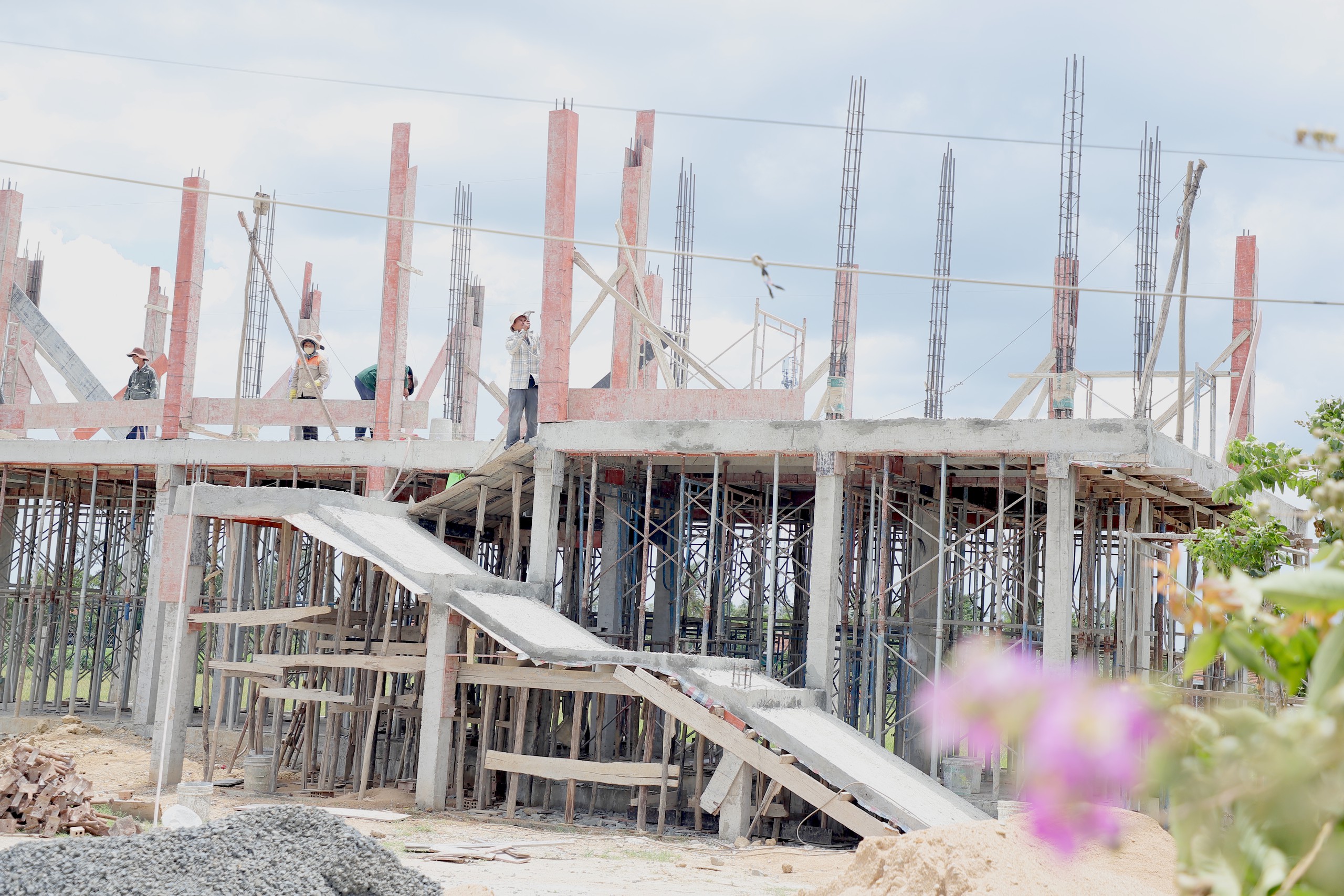 Đắk Lắk dựng 100 “điểm tựa” an toàn cho người dân vùng lũ - Ảnh 7.