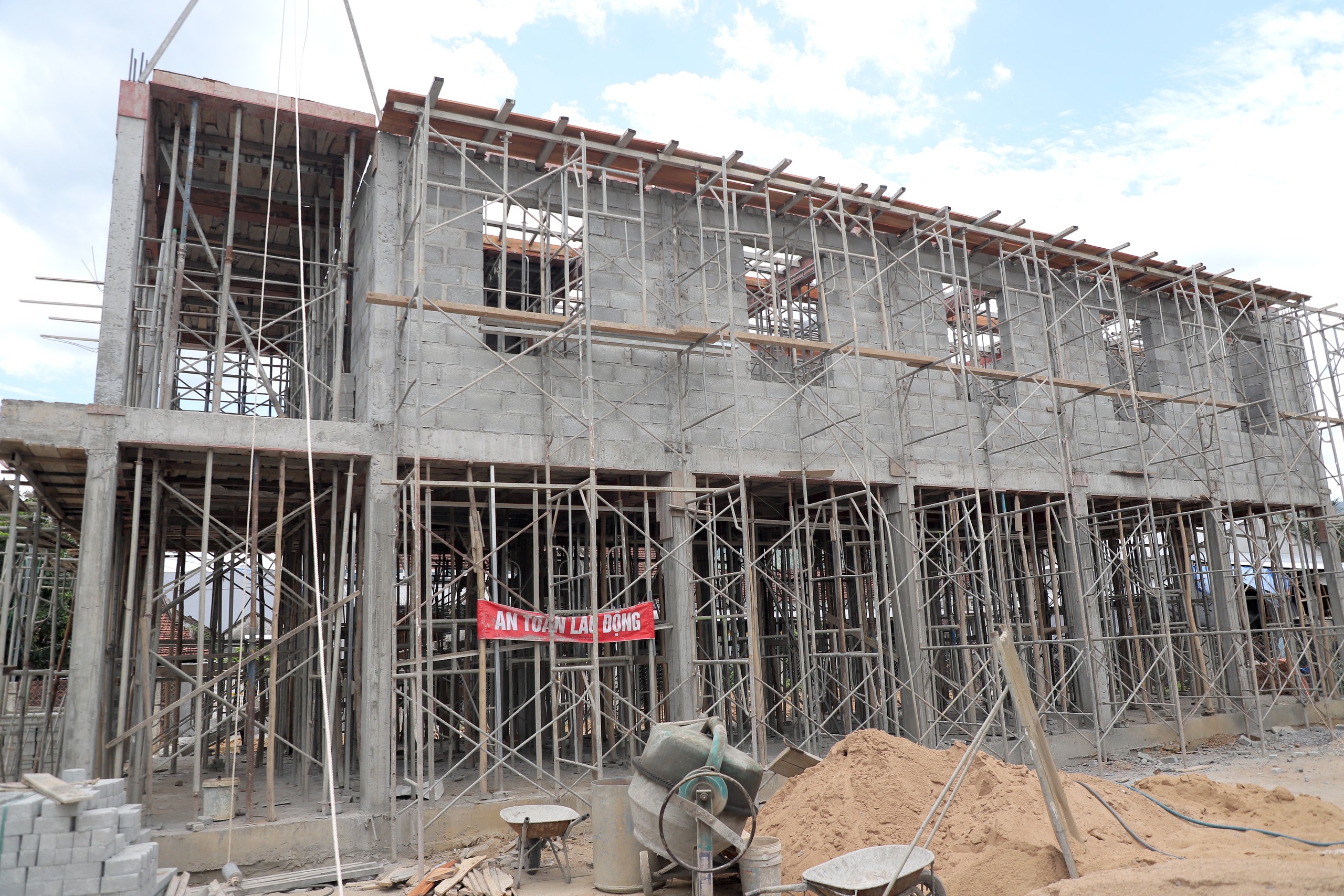 Đắk Lắk dựng 100 “điểm tựa” an toàn cho người dân vùng lũ - Ảnh 15.