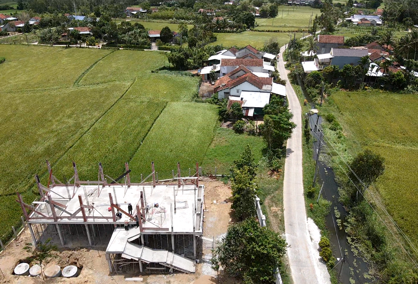 Đắk Lắk dựng 100 “điểm tựa” an toàn cho người dân vùng lũ - Ảnh 13.