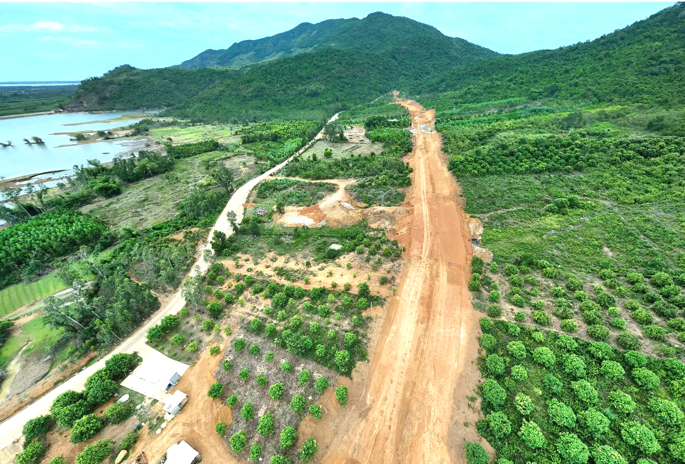 Gia Lai đẩy nhanh thi c&ocirc;ng đường kết nối cao tốc Bắc - Nam về bến cảng Ph&ugrave; Mỹ - Ảnh 3.